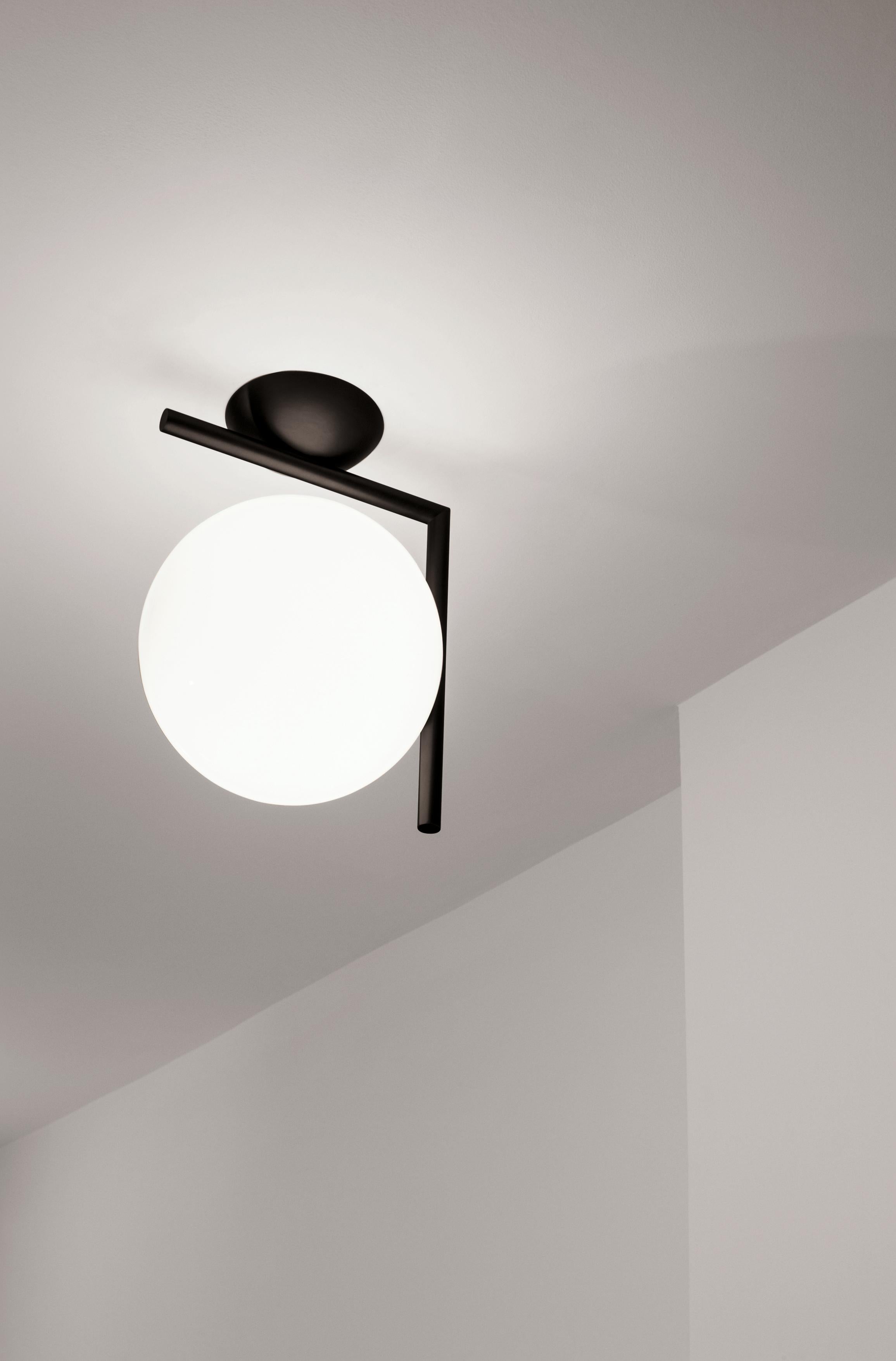 FLOS IC 1 Ceiling and Wall Light in Black by Michael Anastassiades
Radiant light, delicate balance: Like the other pieces in his IC Light Series, the IC C/W lamp showcases designer Michael Anastassiades’ love of Industrial simplicity as well as his