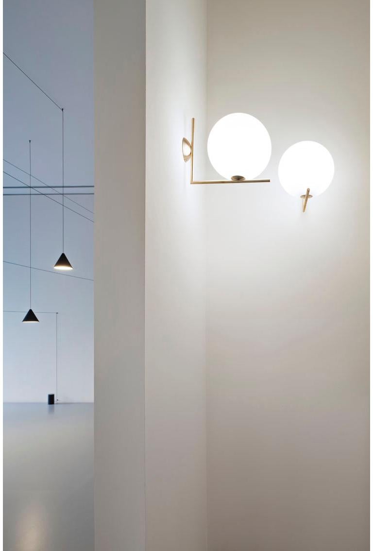 FLOS IC 1 Ceiling and Wall Light in Chrome by Michael Anastassiades

Radiant light, delicate balance: Like the other pieces in his IC Light Series, the IC C/W lamp showcases designer Michael Anastassiades’ love of industrial simplicity as well as
