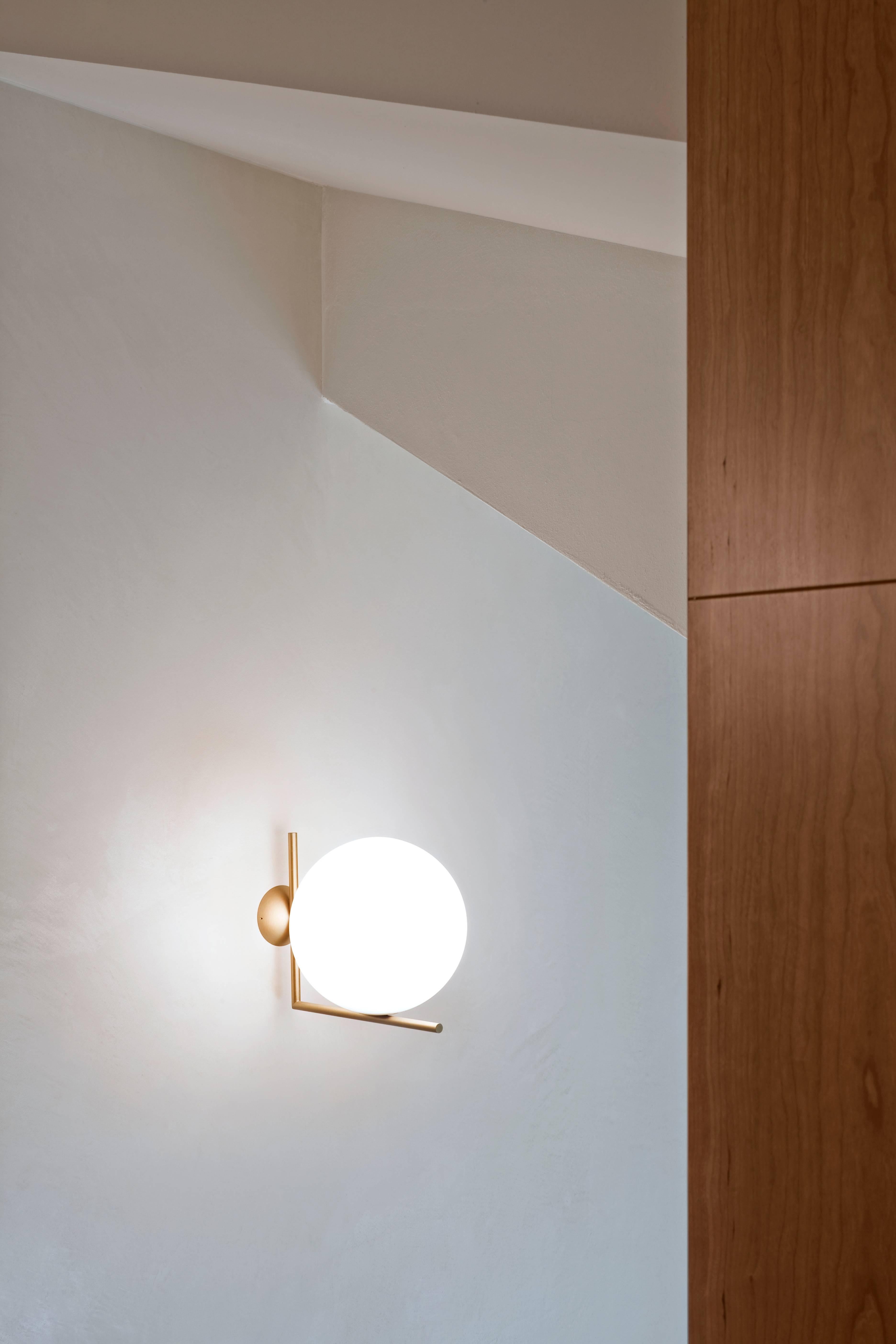 FLOS IC 2 Ceiling & Wall Light in Brass by Michael Anastassiades

Radiant light, delicate balance: Like the other pieces in his IC Light Series, the IC C/W lamp showcases designer Michael Anastassiades’ love of industrial simplicity as well as his