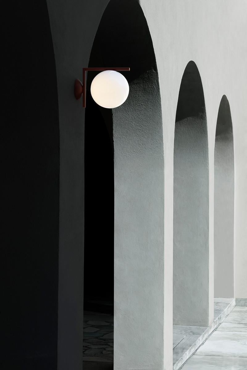 Flos IC Light Outdoor Small Wall Sconce in Red Burgundy by Michael Anastassiades

The IC Lights Outdoor collection has expanded to include two sizes of ceiling and wall sconces, CW1 and CW2. Michael Anastassiades’ IC Lights series is a study in