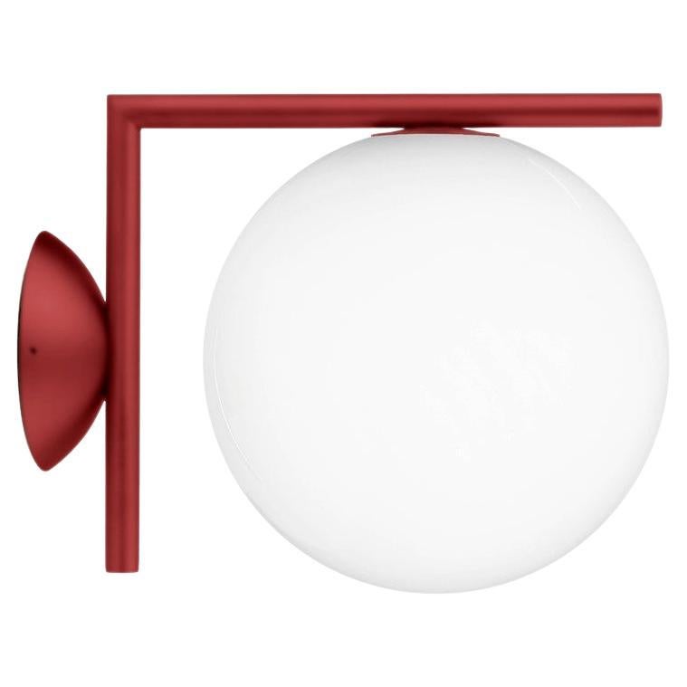 Flos IC Light, piccola applique da esterno in Red Burgundy di Michael Anastassiades