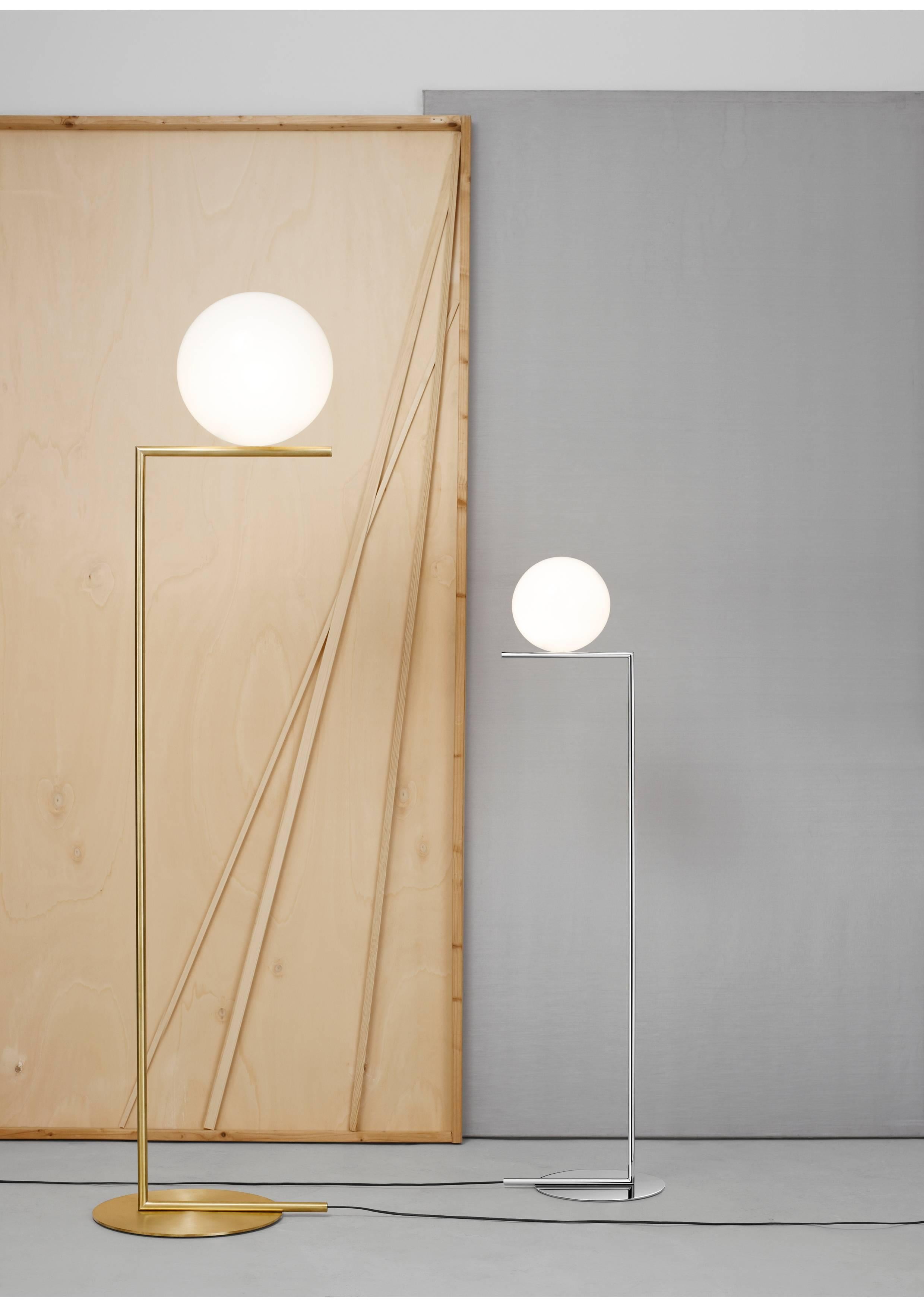 Michael Anastassiades Moderne Stehlampe mit Chromstahlsockel und Glas für FLOS (Italienisch) im Angebot