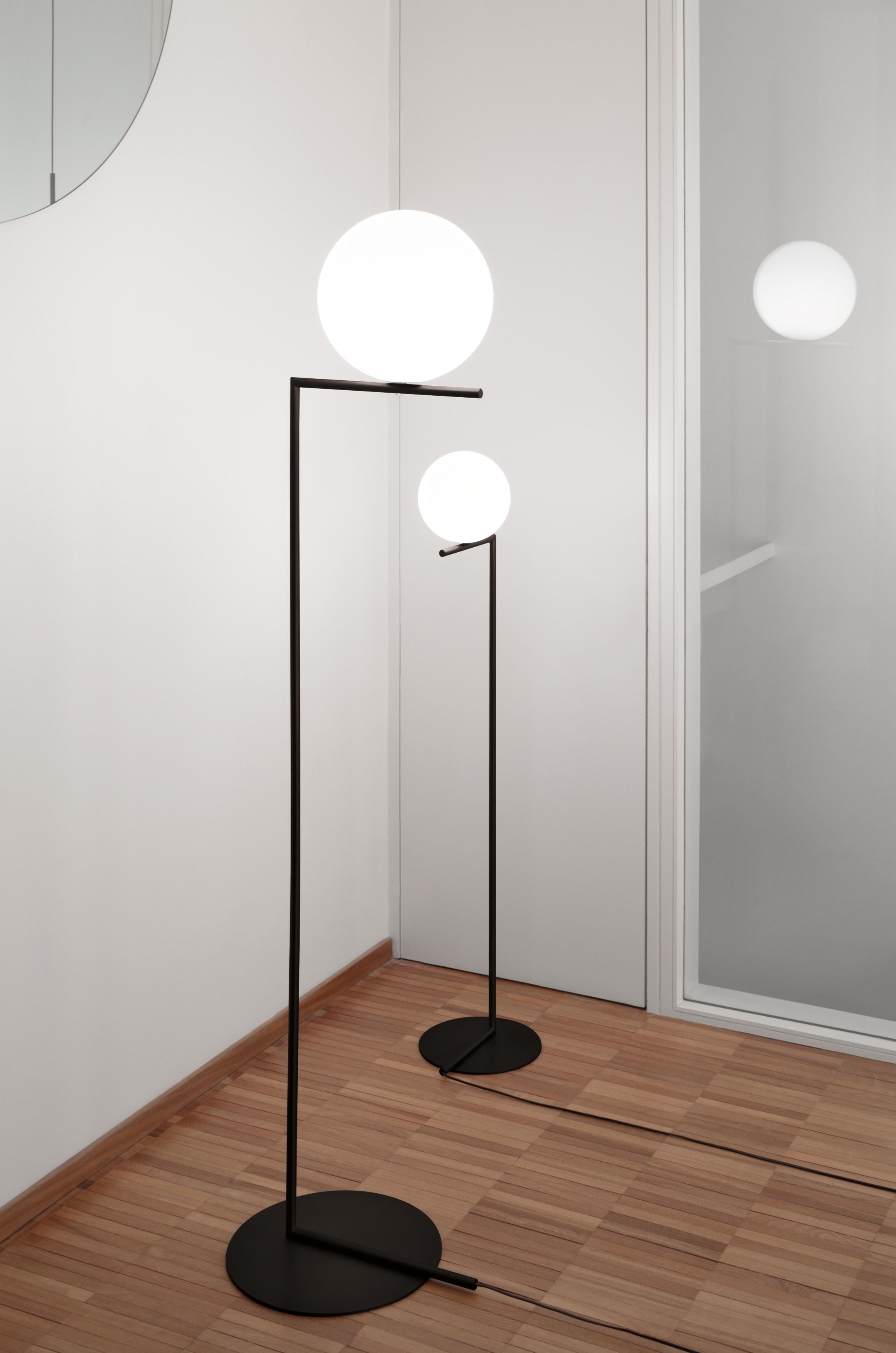 FLOS IC Lights F2 Floor Lamp in Black by Michael Anastassiades

Radiant light, delicate balance: Like the other pieces in his IC Light Series, the IC Lights F floor lamp showcases designer Michael Anastassiades’ love of Industrial simplicity as well
