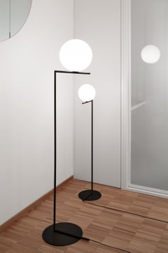 Grand lampadaire moderne Michael Anastassiades, base en acier noir et verre pour FLOS