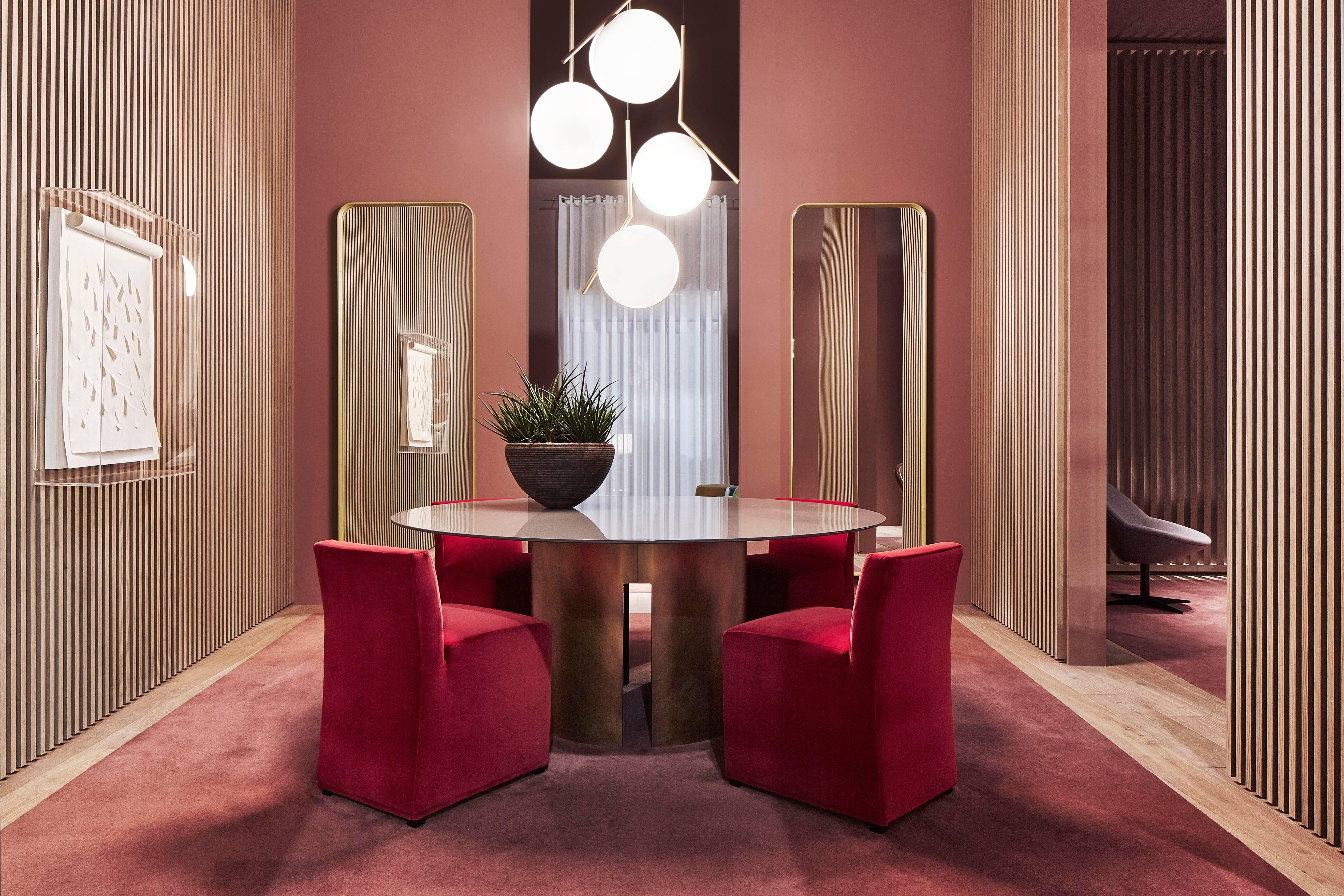 FLOS IC Lights S2 Lampada a sospensione in ottone di Michael Anastassiades

Come gli altri pezzi della serie IC Light, IC lights S bilancia l'amore del designer Michael Anastassiades per la semplicità industriale con un intricato simbolismo. Questa