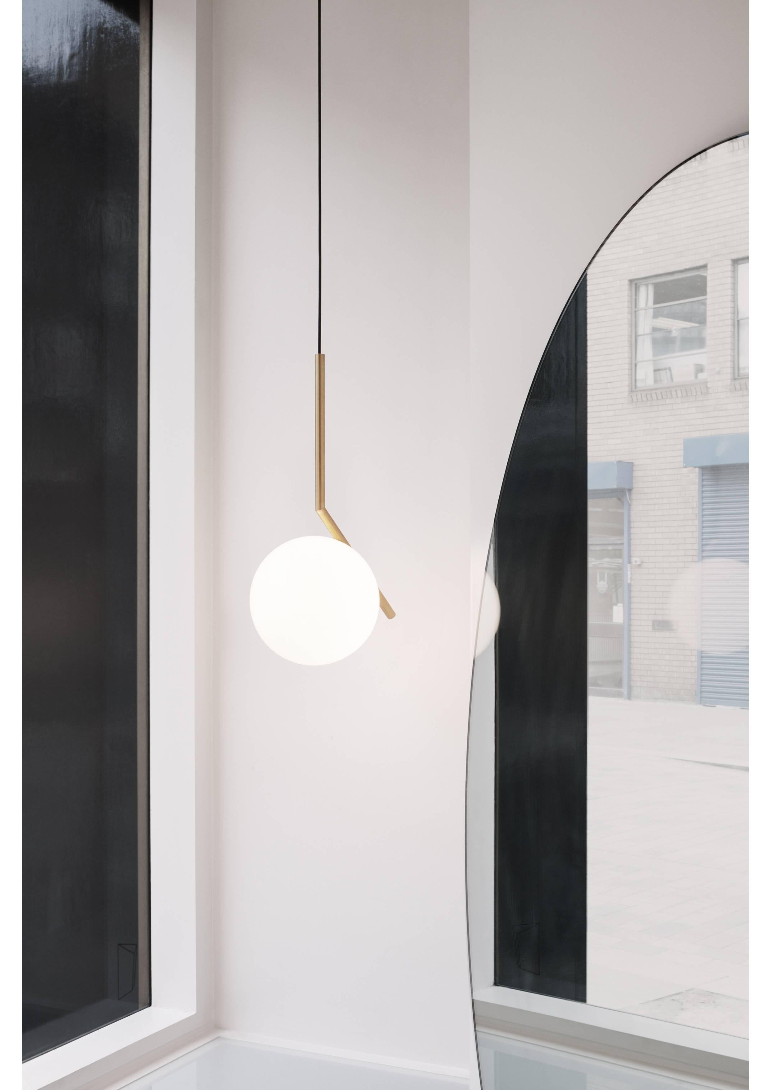 Moderno Michael Anastassiades: moderna lampada a sospensione minimalista in ottone e vetro S2 per FLOS in vendita