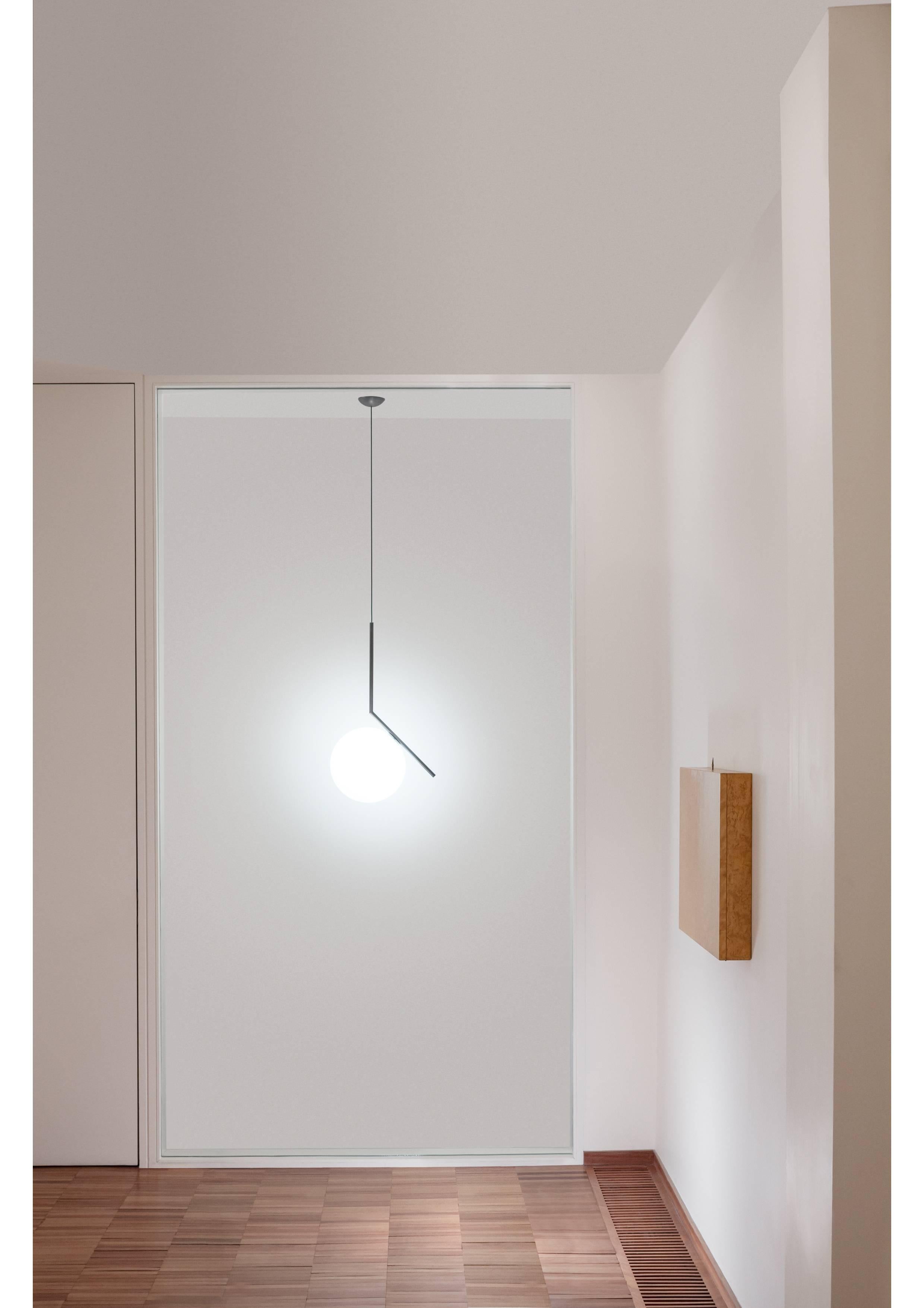 Moderno Michael Anastassiades: moderna lampada a sospensione minimalista in cromo e vetro S2 per FLOS in vendita