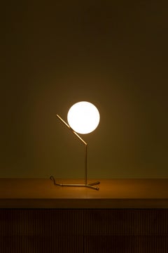 Lampada da tavolo moderna e minimalista in ottone e vetro di Michael Anastassiades per FLOS