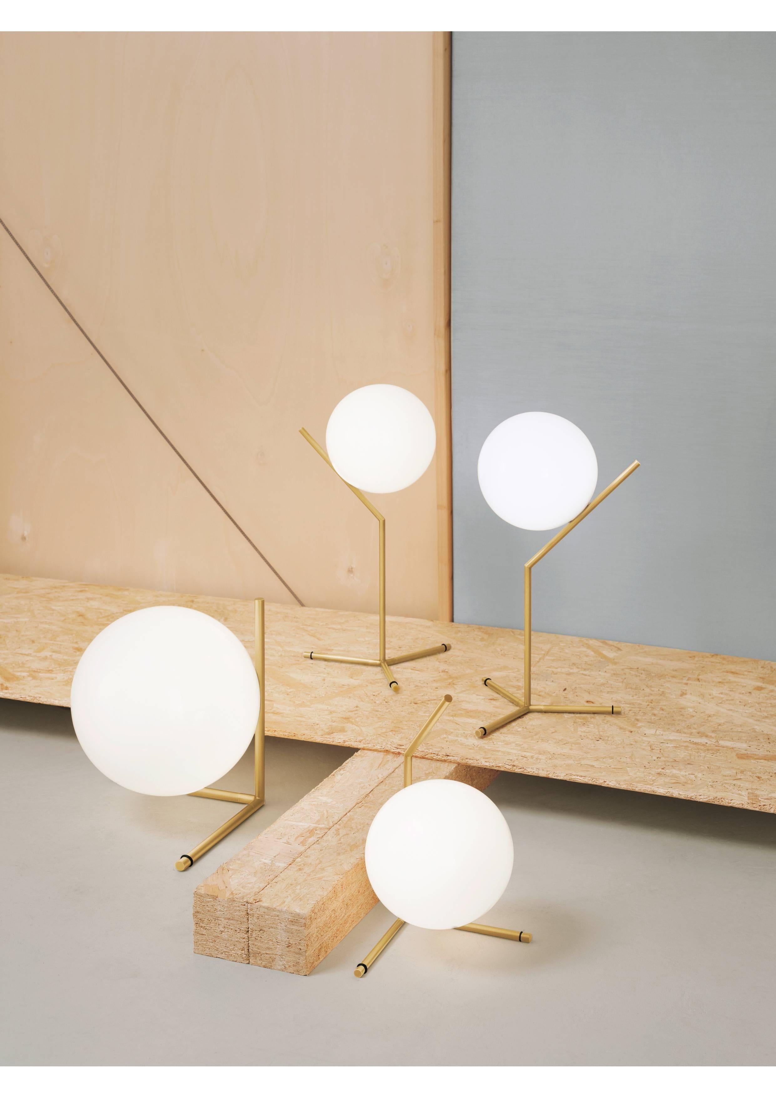 Moderne Lampe de bureau moderne minimaliste en laiton et verre Michael Anastassiades pour FLOS en vente