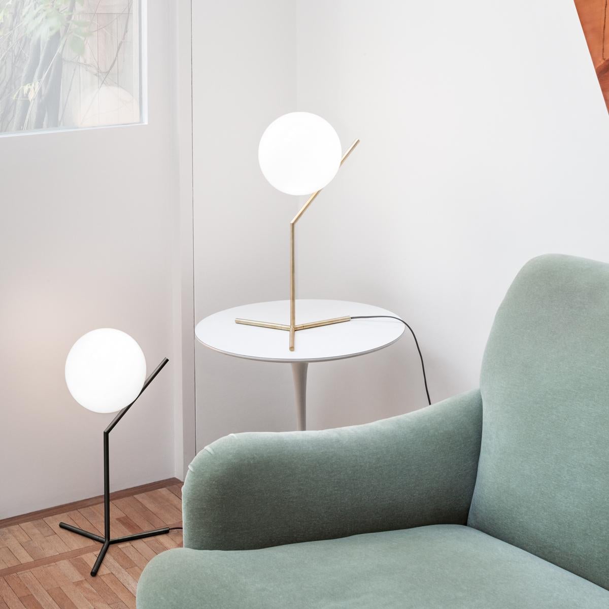 italien Lampe de bureau moderne minimaliste en laiton et verre Michael Anastassiades pour FLOS en vente