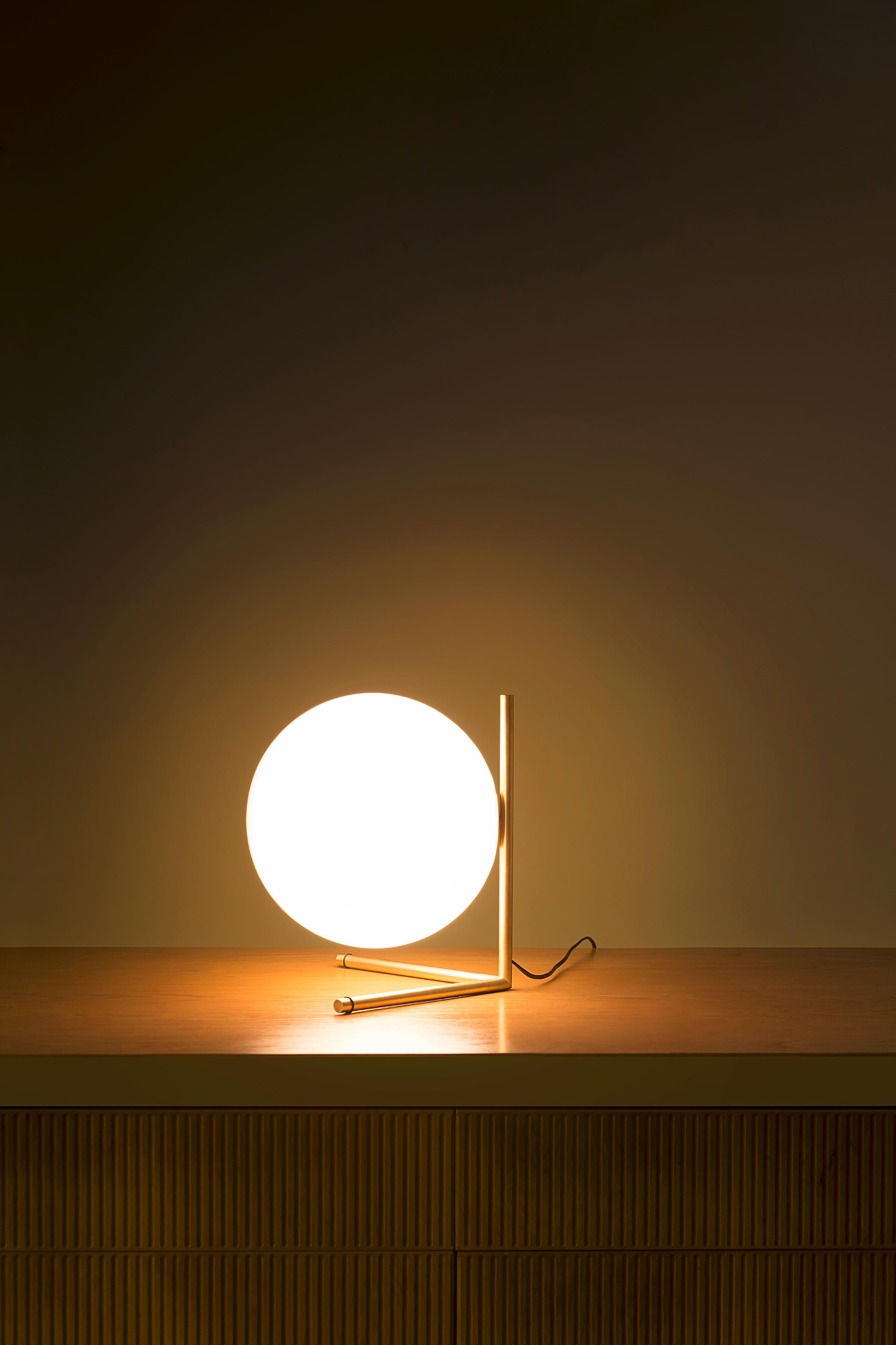 FLOS IC Lights T2 Tischleuchte aus Messing von Michael Anastassiades

Wie die anderen Stücke seiner IC Light Serie verbindet auch die IC Lights T die Vorliebe des Designers Michael Anastassiades für industrielle Schlichtheit mit komplizierter