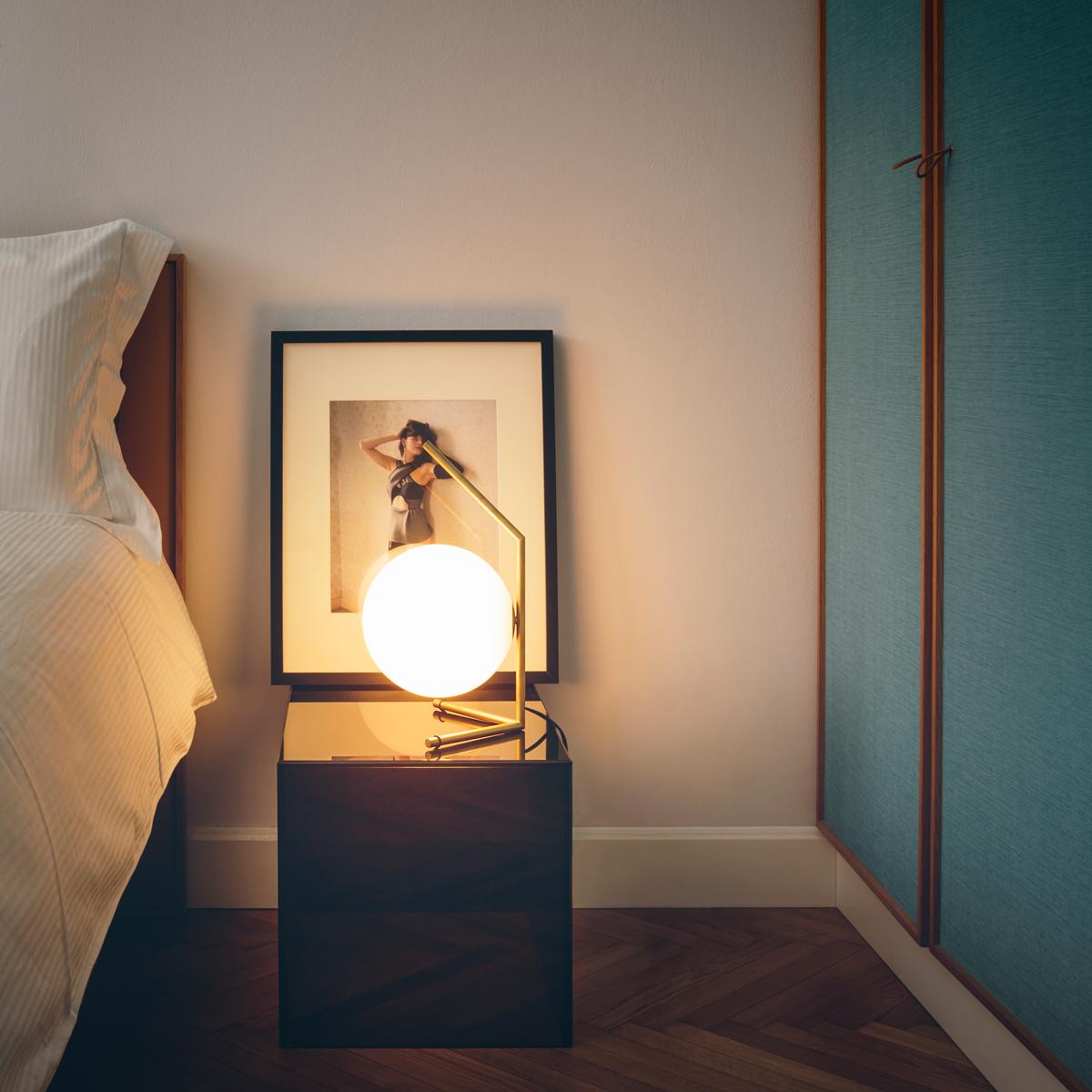 Moderne Lampe de bureau minimaliste moderne en laiton et verre Michael Anastassiades pour FLOS en vente