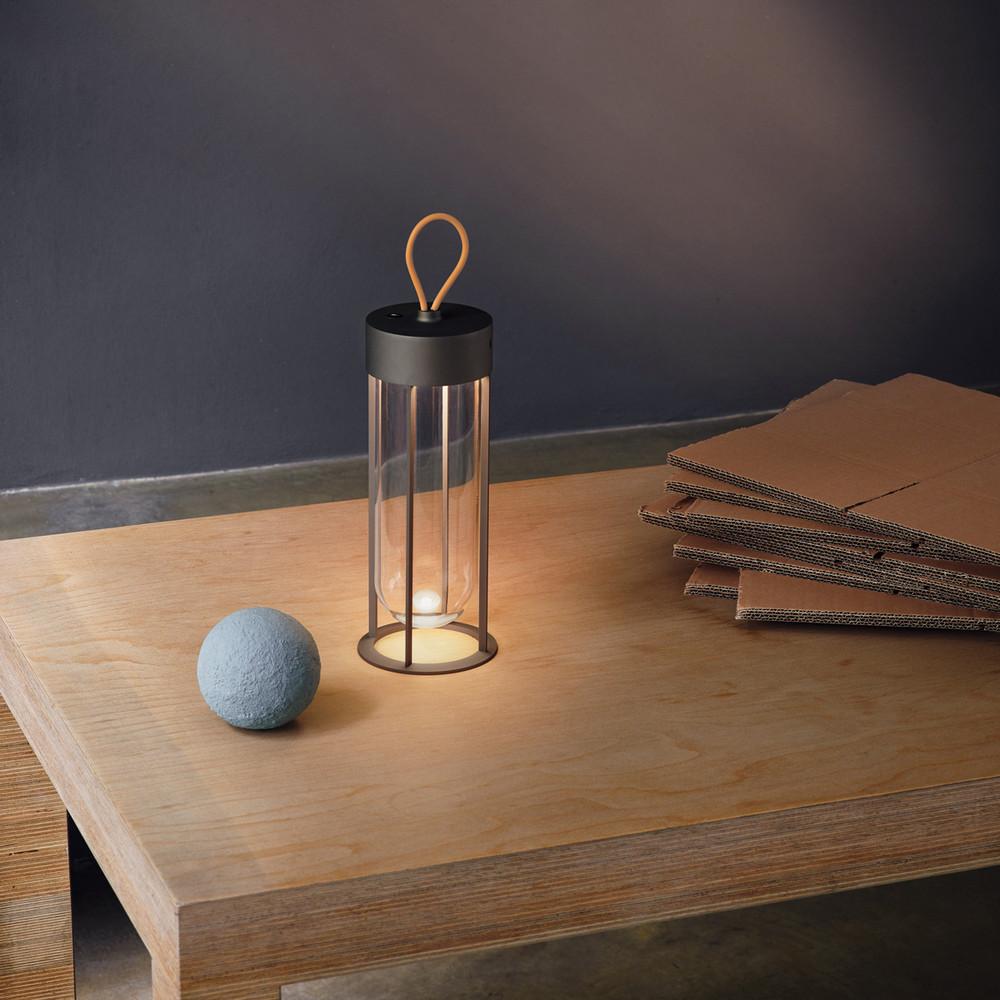 Flos In Vitro 3000K Unplugged Tragbare Lampe in Anthrazit von Philippe Starck

Die elegante Außenbeleuchtungskollektion In Vitro (übersetzt: Innenglas) wurde von Philippe Starck entworfen und modernisiert die klassische Laterne in eine