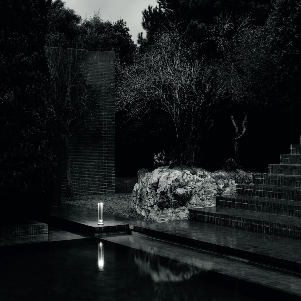 Flos In Vitro Bollard 2 3000K LED Stehleuchte in Anthrazit von Philippe Starck im Zustand „Hervorragend“ im Angebot in Brooklyn, NY