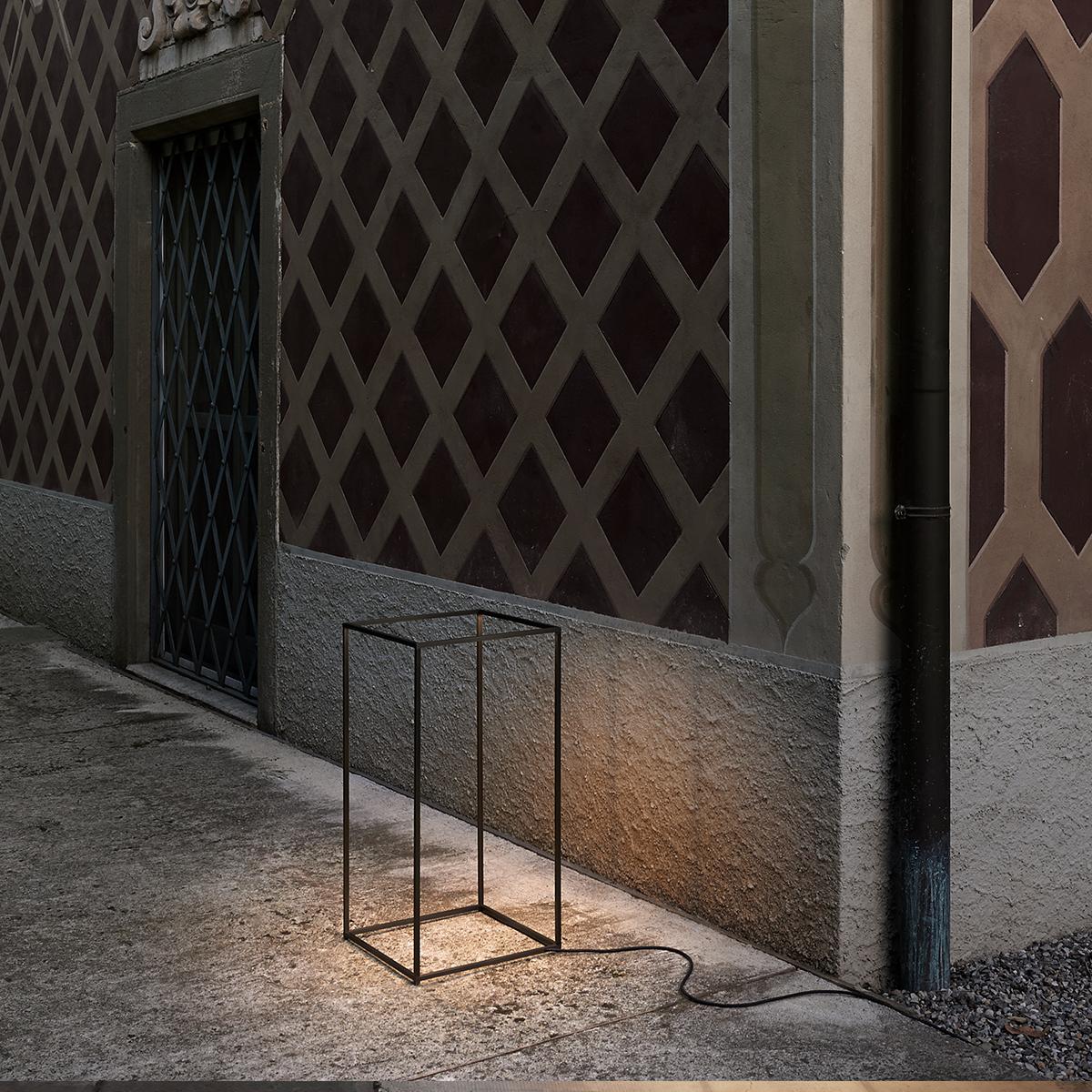 Moderne FLOS Lampadaire d'extérieur Ipnos en noir par Nicoletta Rossi & Guido Bianchi en vente