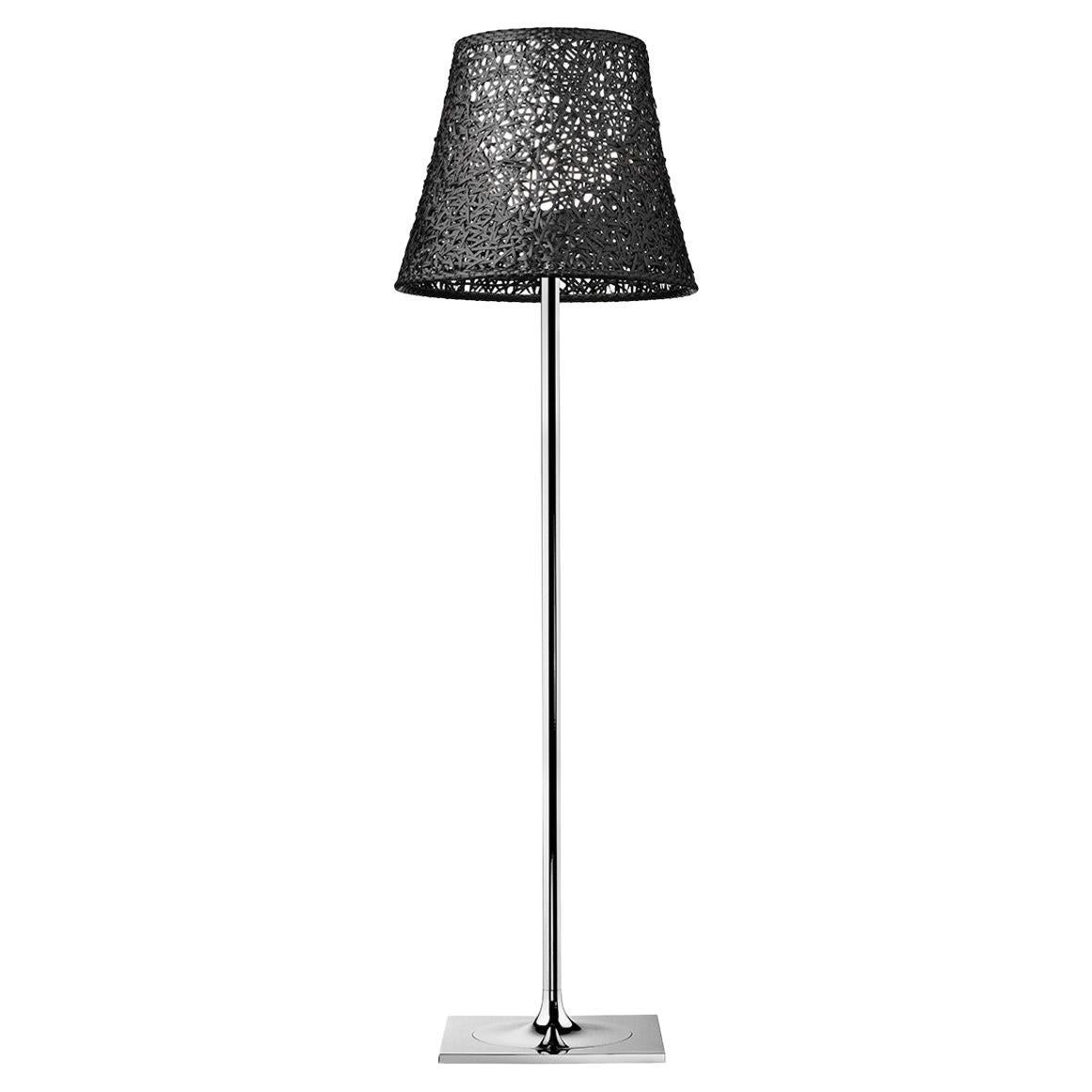 Lampadaire d'extérieur Flos KTribe résistant à l'eau et mur vert de Philippe Starck