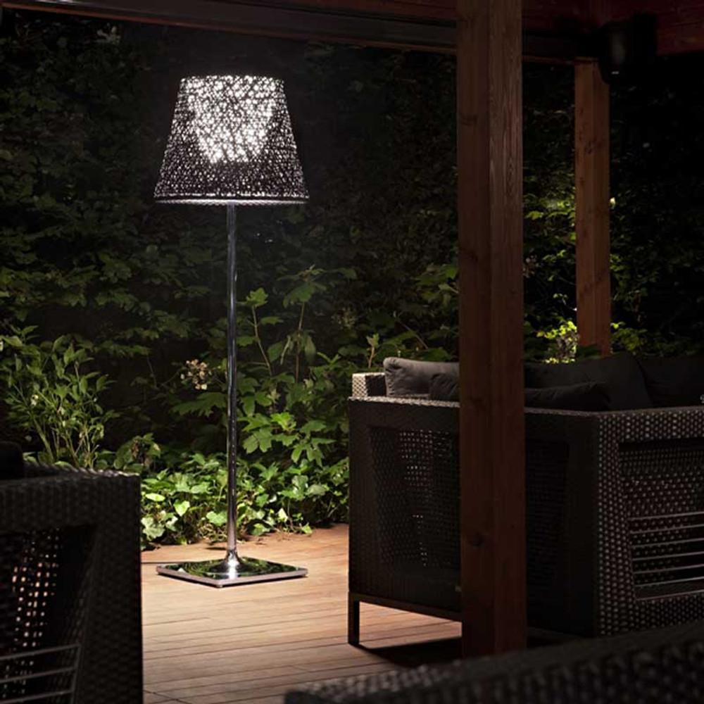 Flos KTribe Lampada da terra per esterni resistente all'acqua in Panama di Philippe Starck

Membro della famiglia di prodotti KTribe, la lampada da terra KTribe F3 fornisce una luce diffusa specifica per gli ambienti esterni. La base e il supporto