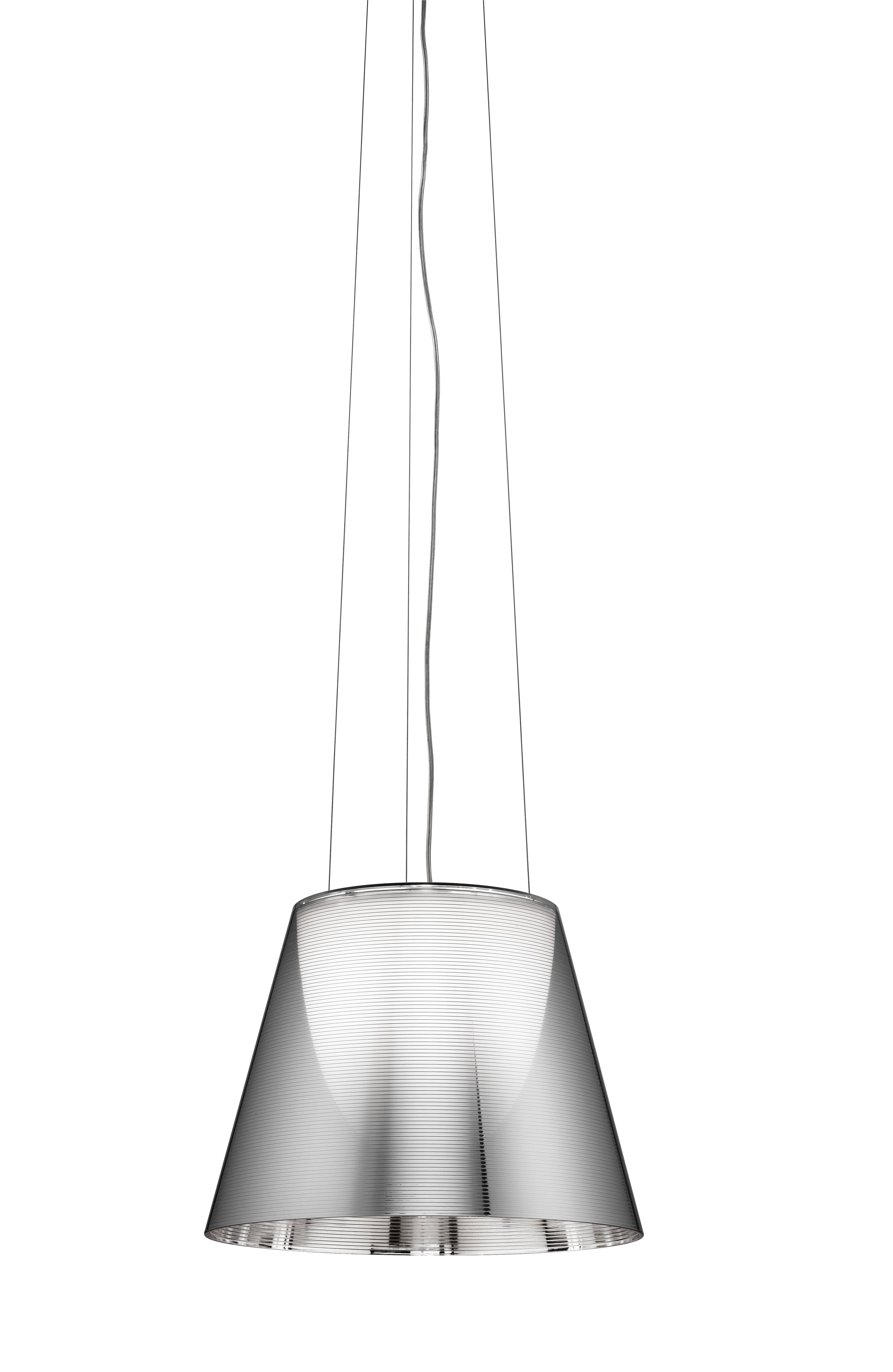 Membro della famiglia di prodotti Ktribe, questa suggestiva lampada da tavolo fornisce una luce diffusa attraverso un diffusore trasparente che sposta graziosamente lo sguardo verso l'alto. La base, l'asta e il supporto del diffusore sono in lega di