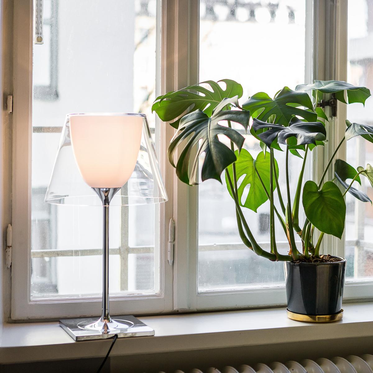 italien Lampe de bureau FLOS Ktribe T1 en verre en chrome avec diffuseur en verre par Philippe Starck en vente