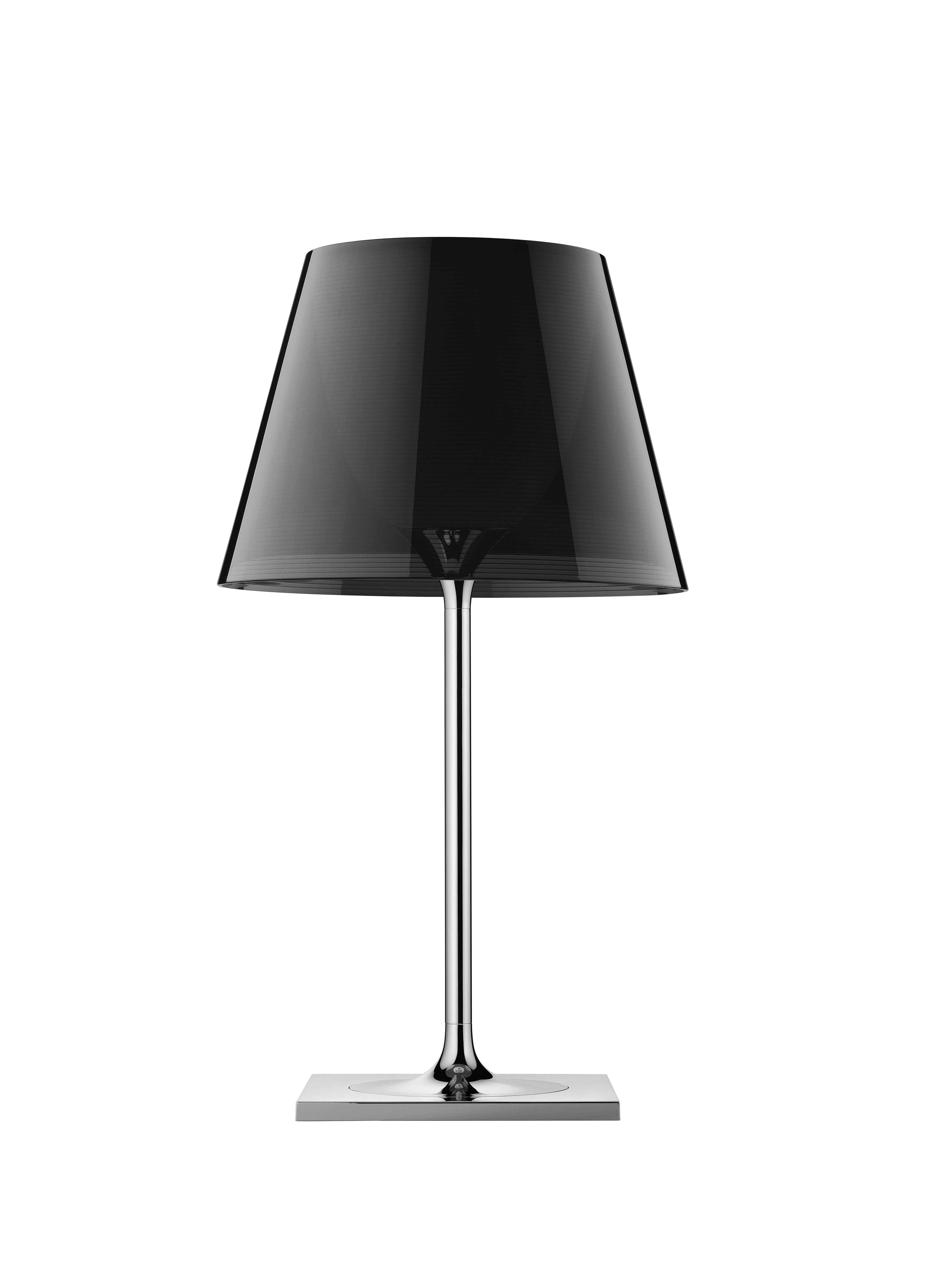 Membre de la famille des produits Ktribe, cette lampe de table inspirante fournit une lumière diffuse à travers un diffuseur transparent qui déplace gracieusement le regard vers le haut. La base, la tige et le support du diffuseur sont en alliage de