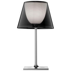 Lámpara de mesa FLOS Ktribe T1 en cromo con difusor Fumèe de Philippe Starck