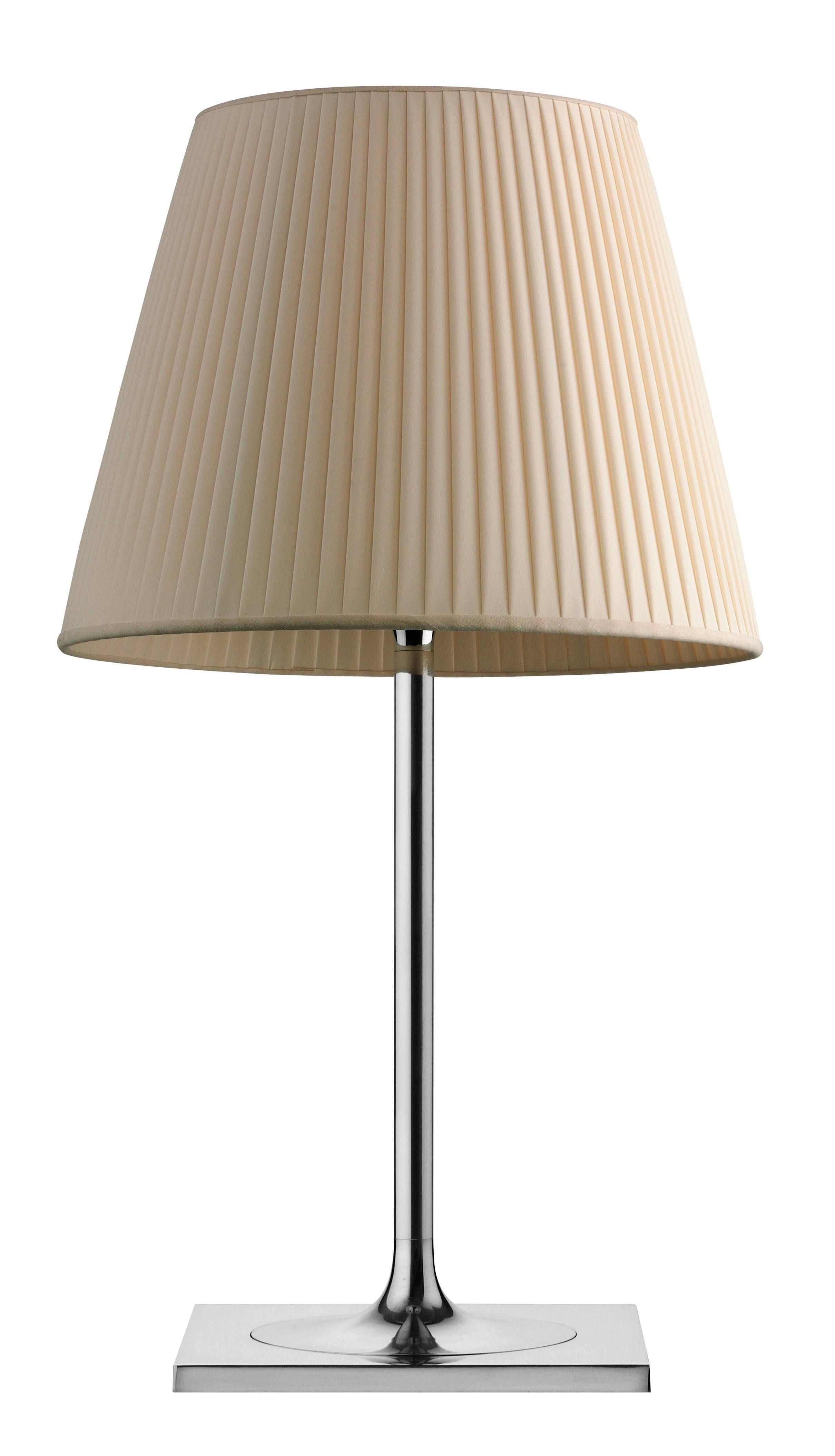 Membre de la famille des produits Ktribe, cette lampe de table inspirante fournit une lumière diffuse à travers un diffuseur transparent qui déplace gracieusement le regard vers le haut. La base, la tige et le support du diffuseur sont en alliage de