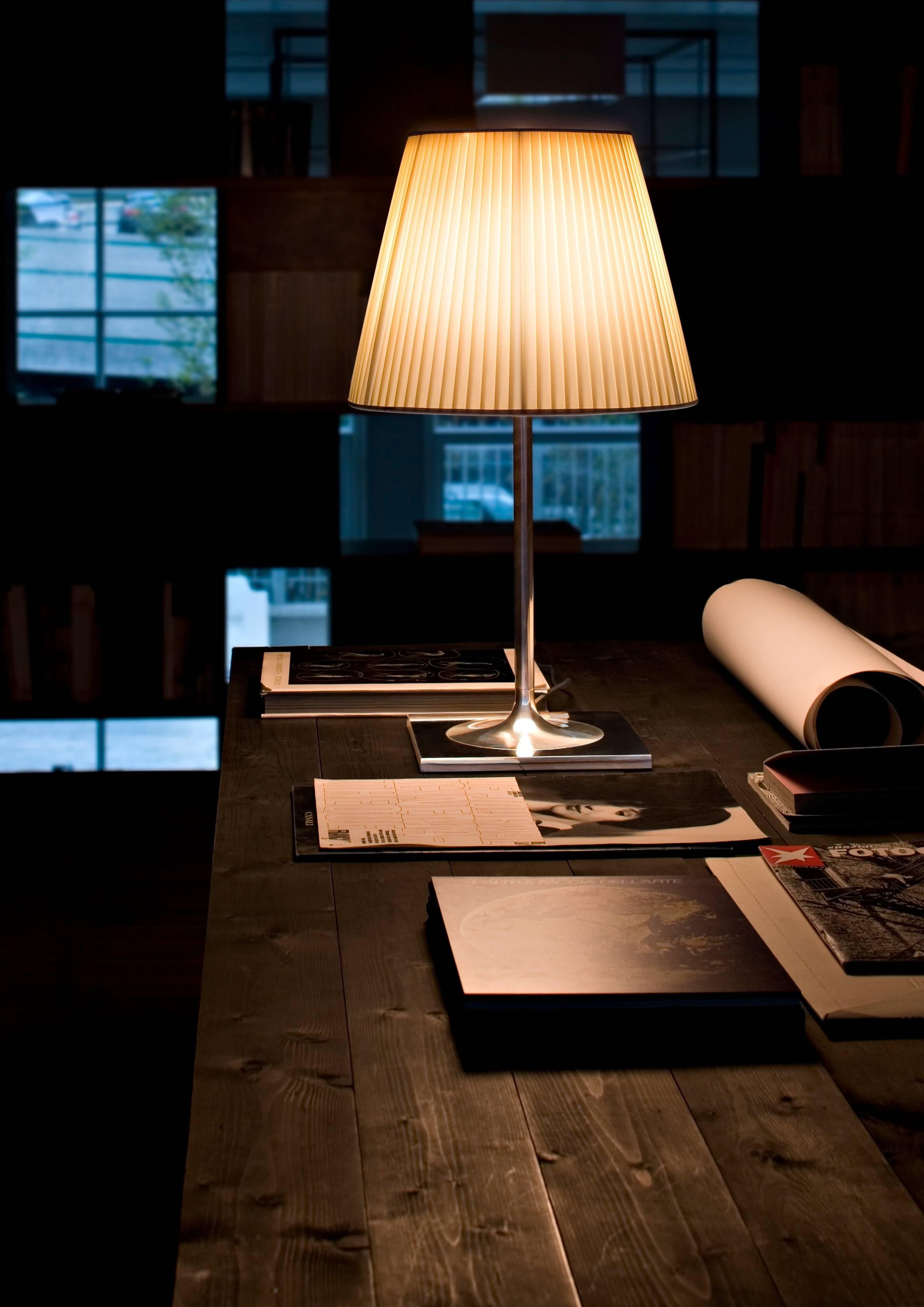 Moderne Lampe de bureau halogène FLOS Ktribe T2 en tissu plissé de Philippe Starck en vente