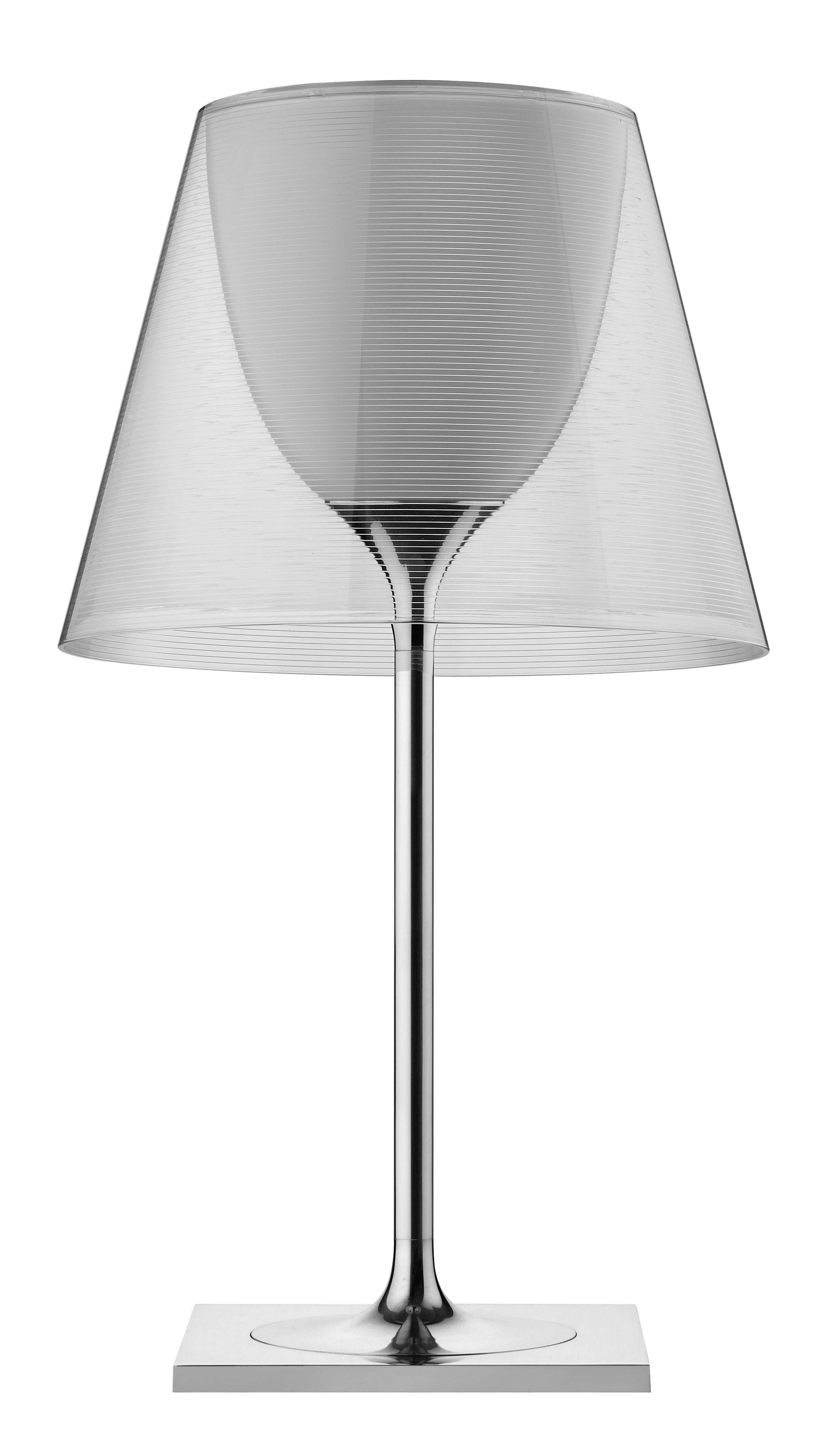 Membre de la famille des produits Ktribe, cette lampe de table inspirante fournit une lumière diffuse à travers un diffuseur transparent qui déplace gracieusement le regard vers le haut. La base, la tige et le support du diffuseur sont en alliage de