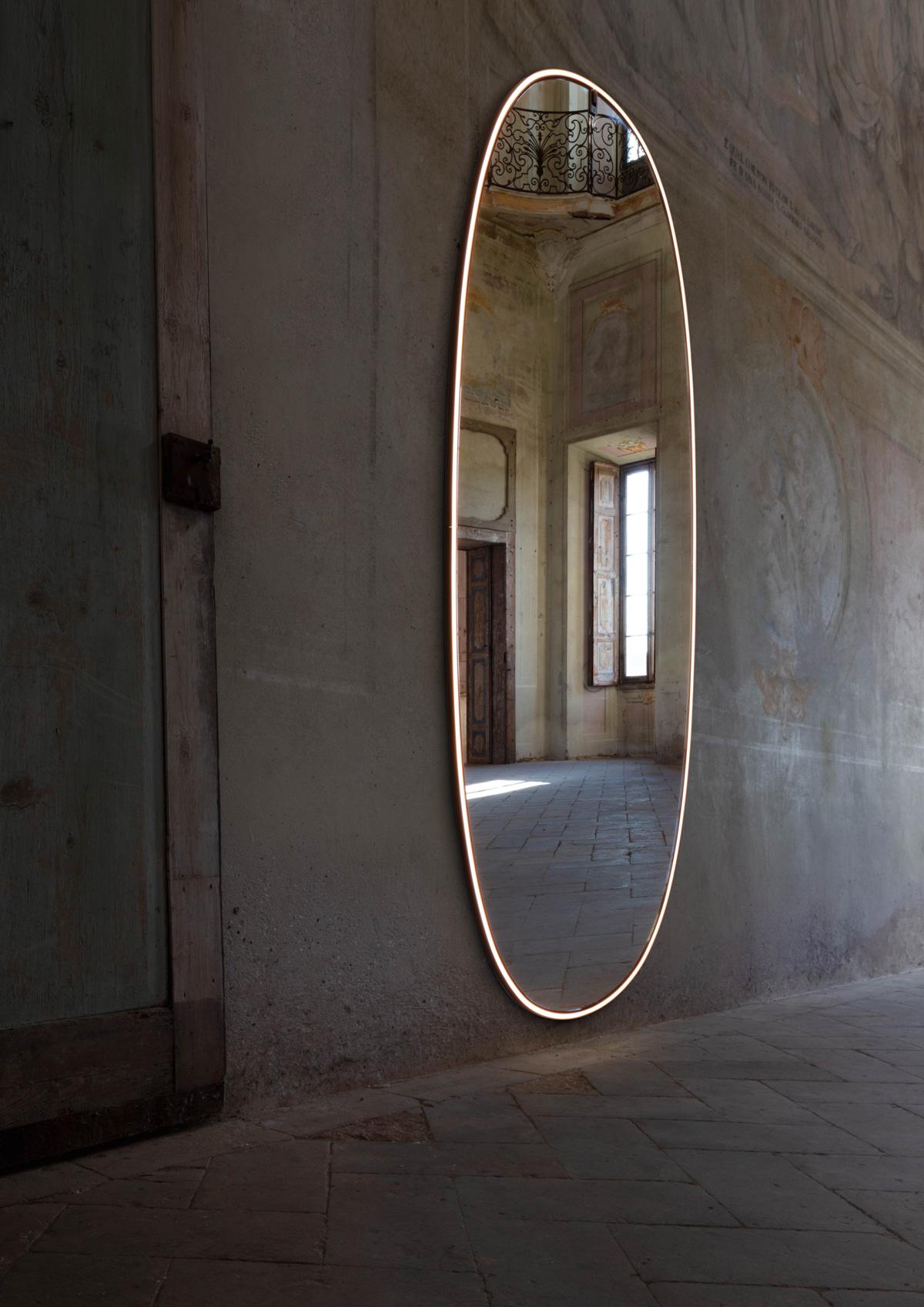Flos La Plus Belle Plug-in Mirror in Gold by Philippe Starck In New Condition For Sale In Brooklyn, NY