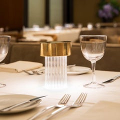 Lampada da tavolo ricaricabile per interni Flos Last Order in ottone con base scanalata