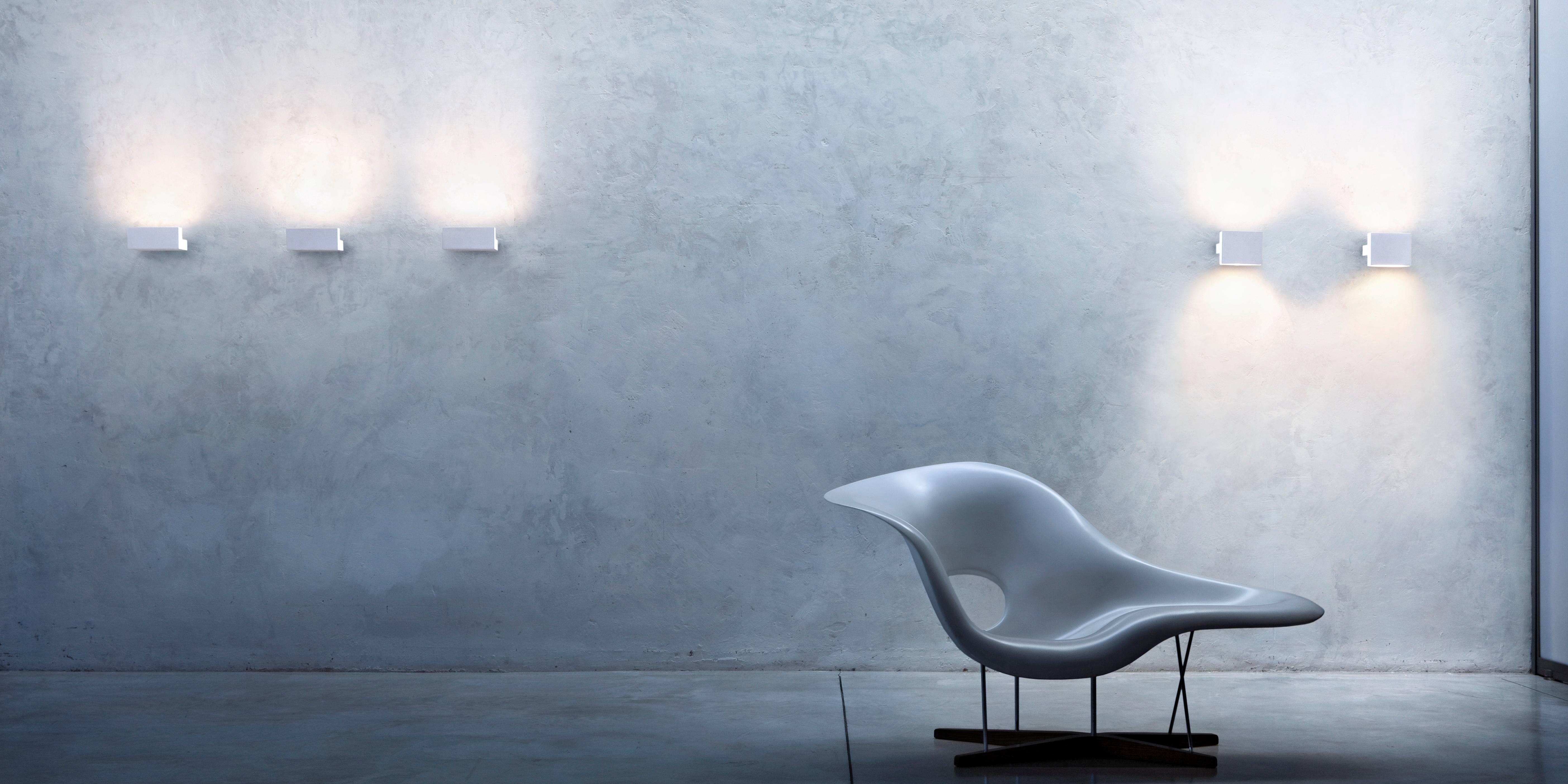 Showcasing the artist’s minimalist style, the Long Light by Piero Lissoni is an unassuming fixture that dazzles with a surprising indirect light. The body is painted extruded aluminum. It features lateral friezes in pressofused aluminum turned up to