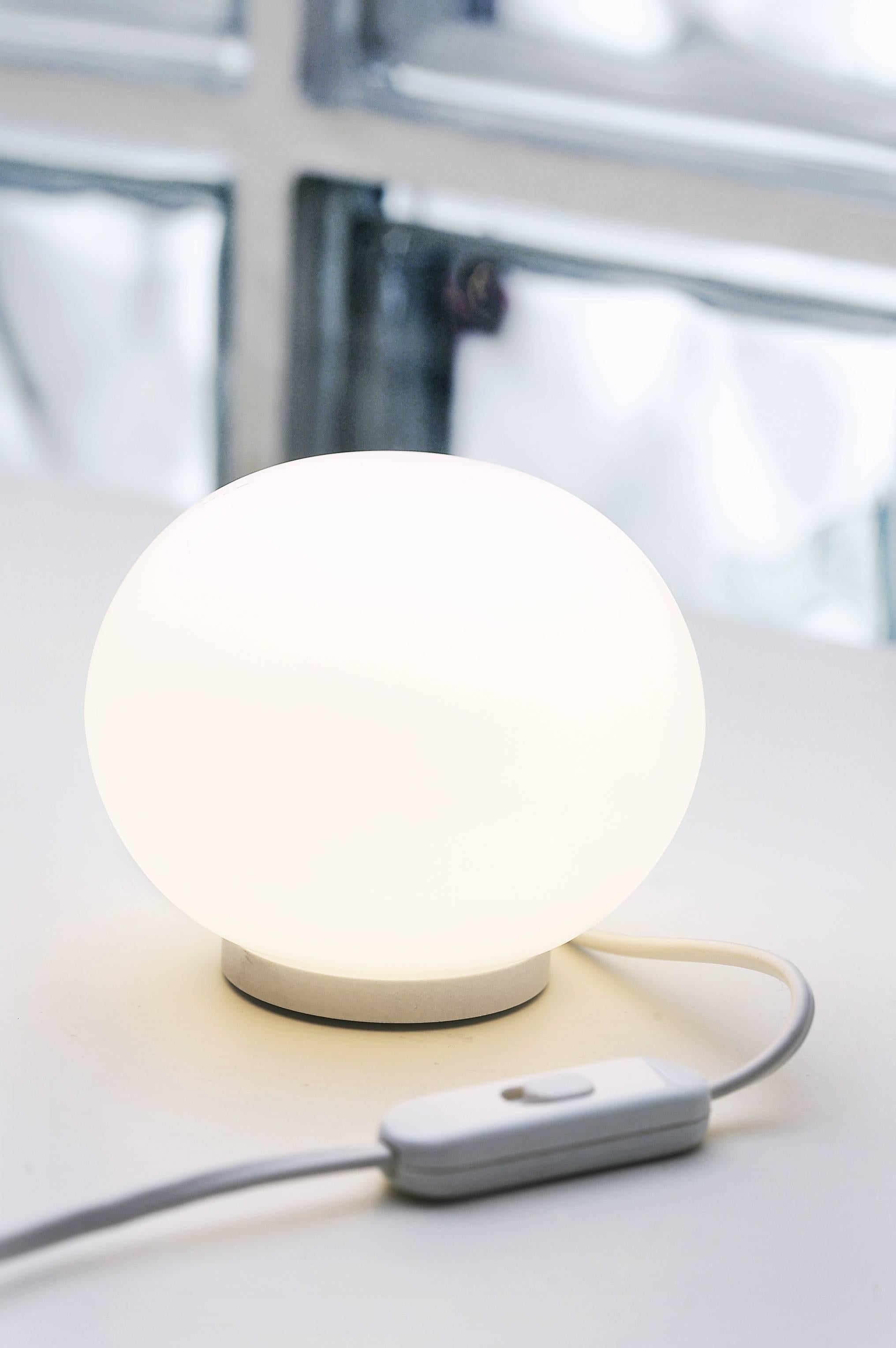 italien Lampe de bureau FLOS Mini-Glo-Ball de Jasper Morrison en vente