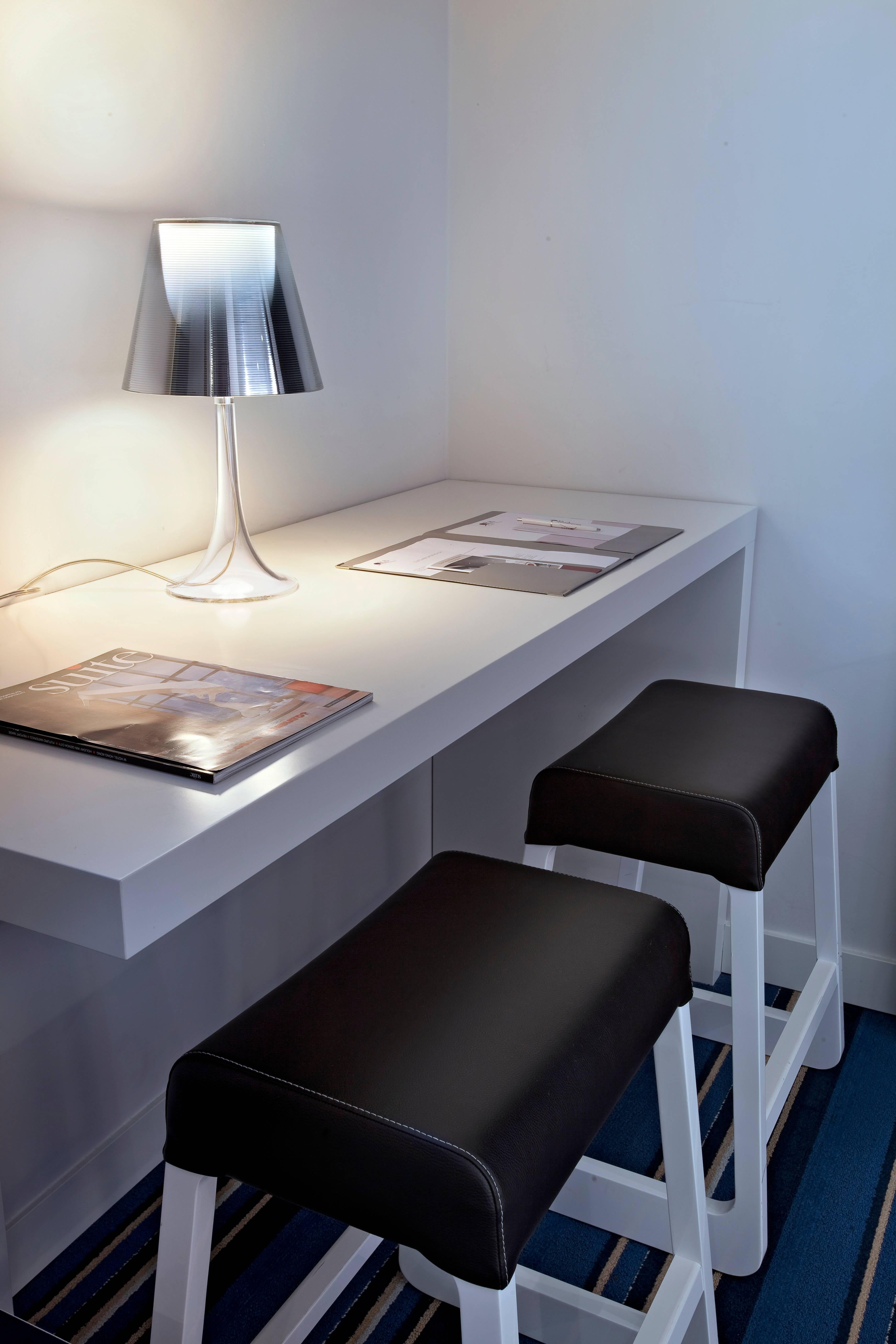 FLOS Miss K Transparente Tischleuchte von Philippe Starck (Moderne) im Angebot