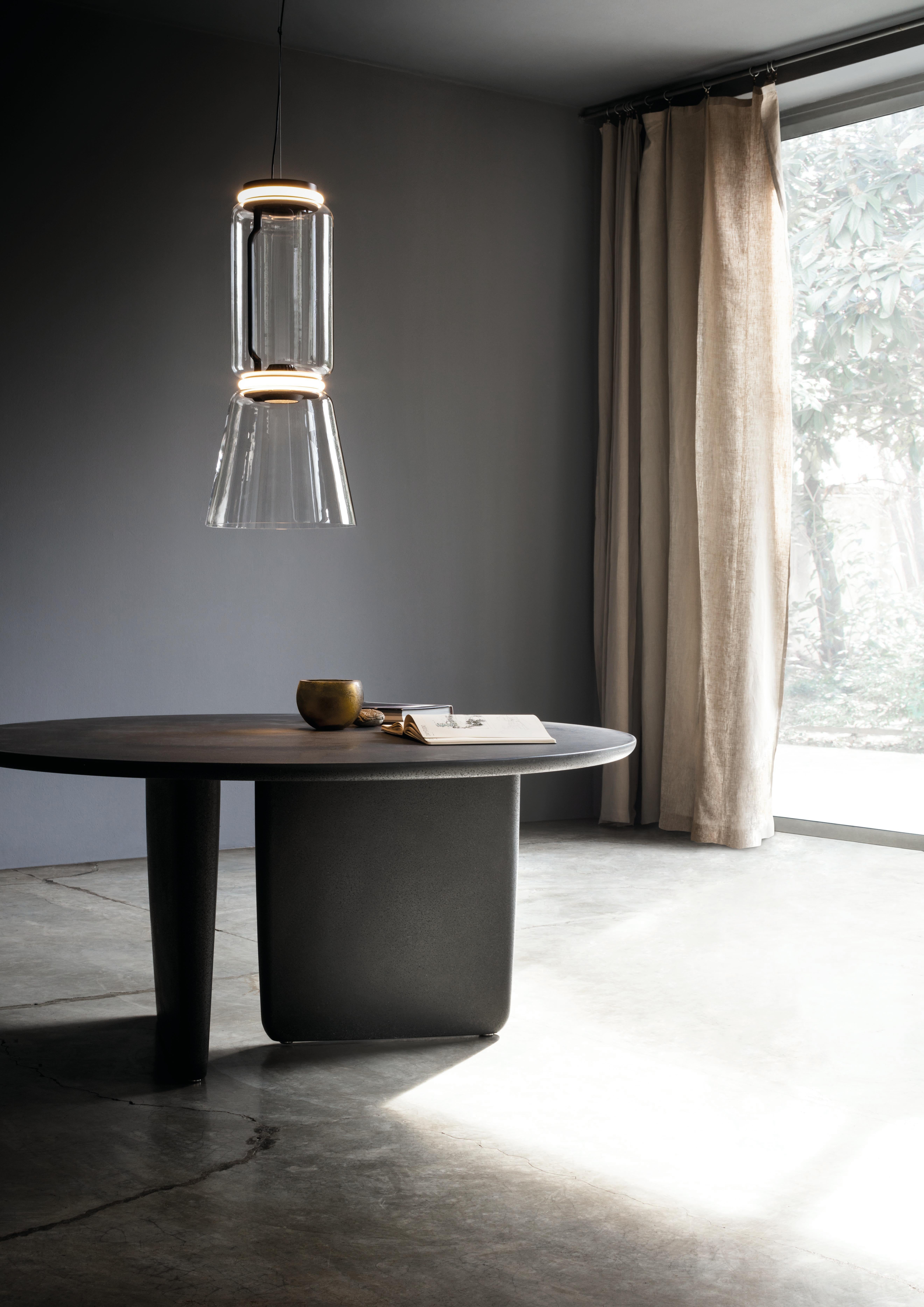 Realizzato da Konstantin Grcic, Flos Noctambule è un nuovo sistema di illuminazione disponibile in un'ampia varietà di modelli. La base di questo prodotto di illuminazione è un cilindro di vetro trasparente soffiato a mano, alimentato dalla
