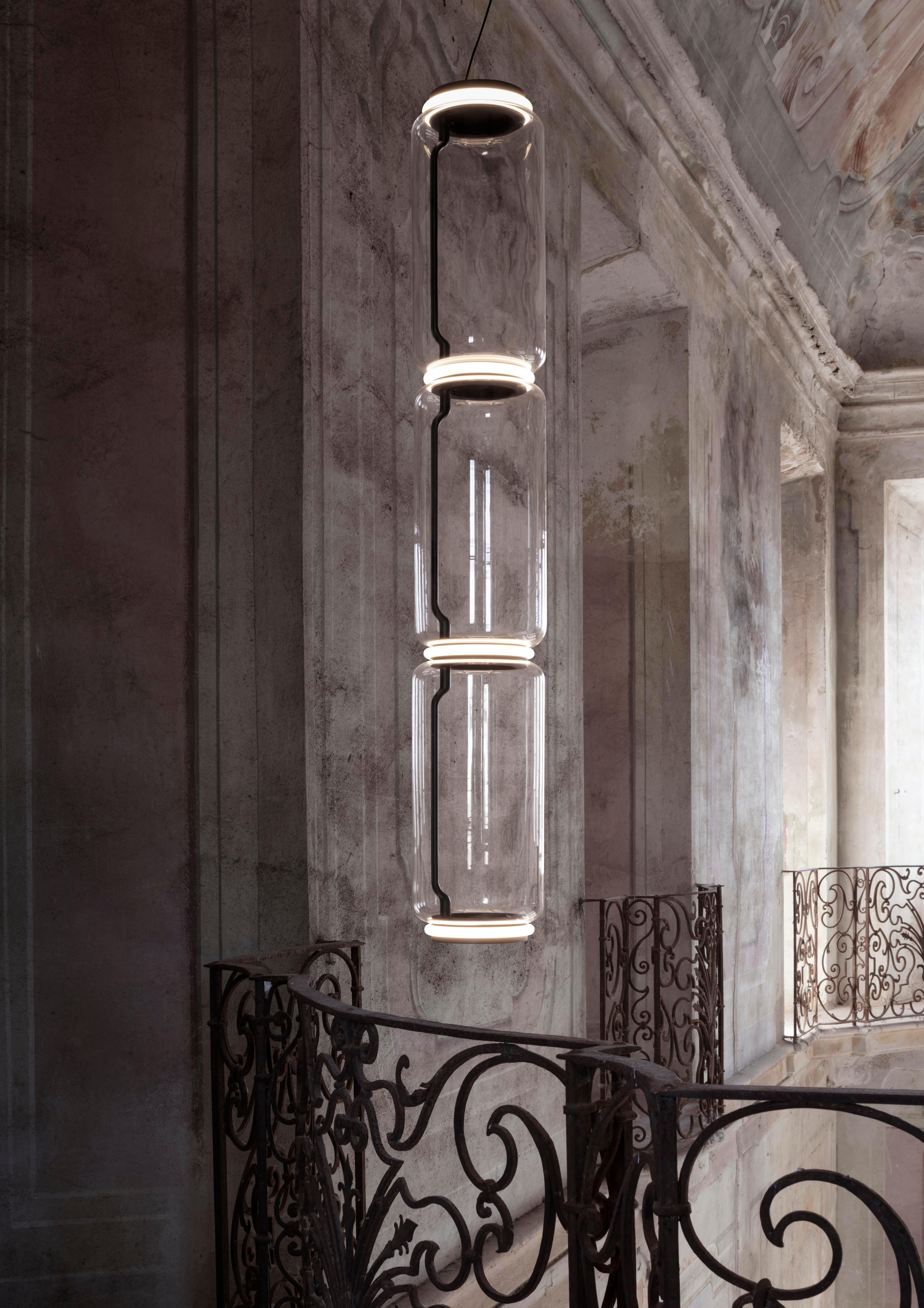 Un altro progetto di illuminazione pionieristico nella gamma di lampade e apparecchi di illuminazione per cui Flos è nota, la lampada a sospensione dimmerabile Noctambule LED con cilindri alti è una delle migliori creazioni del designer Konstantin