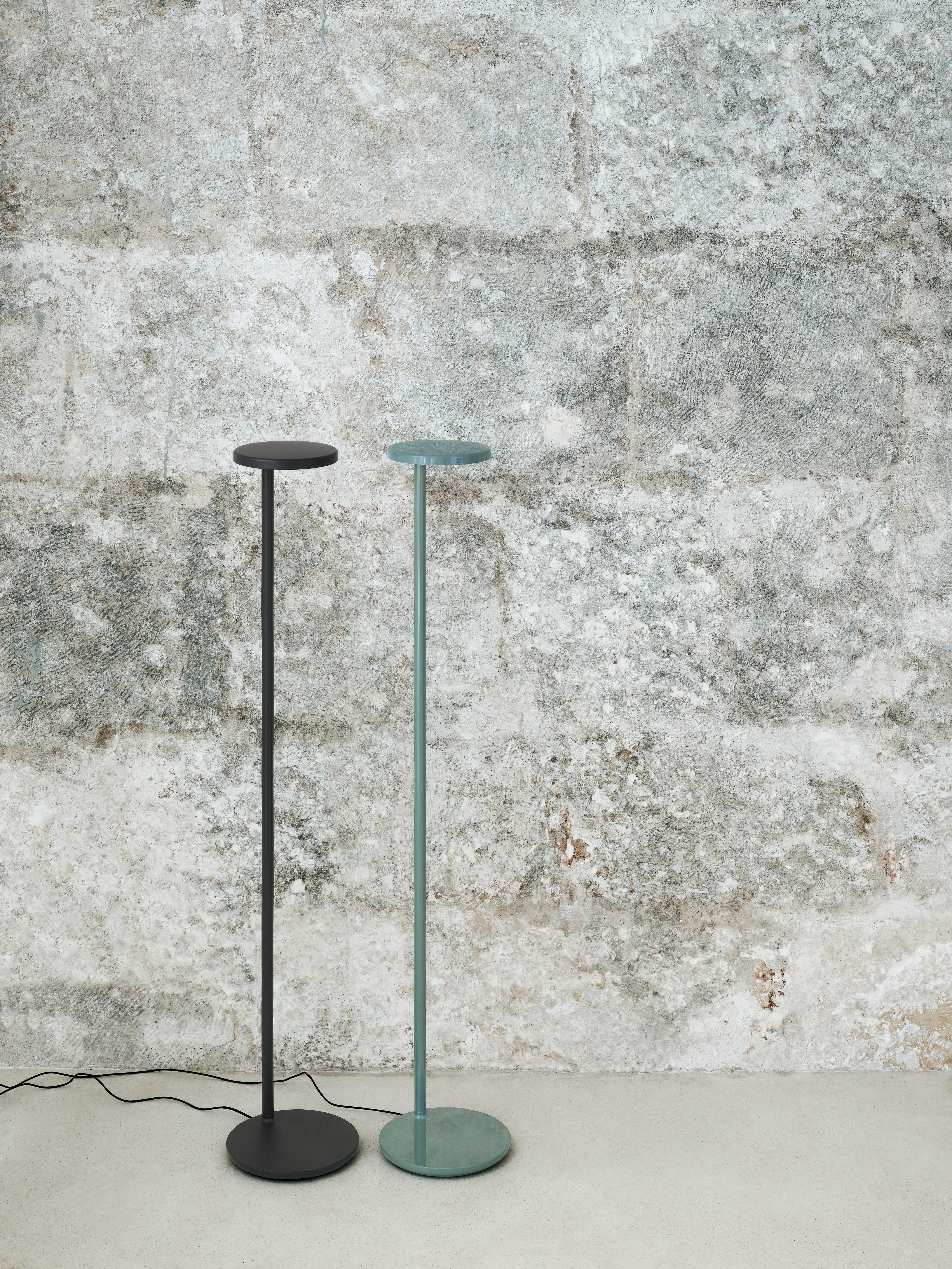 Contemporary Flos Oblique 2700K Floor Lamp in Anthracite with USB-C by Vincent Van Duysen For Sale