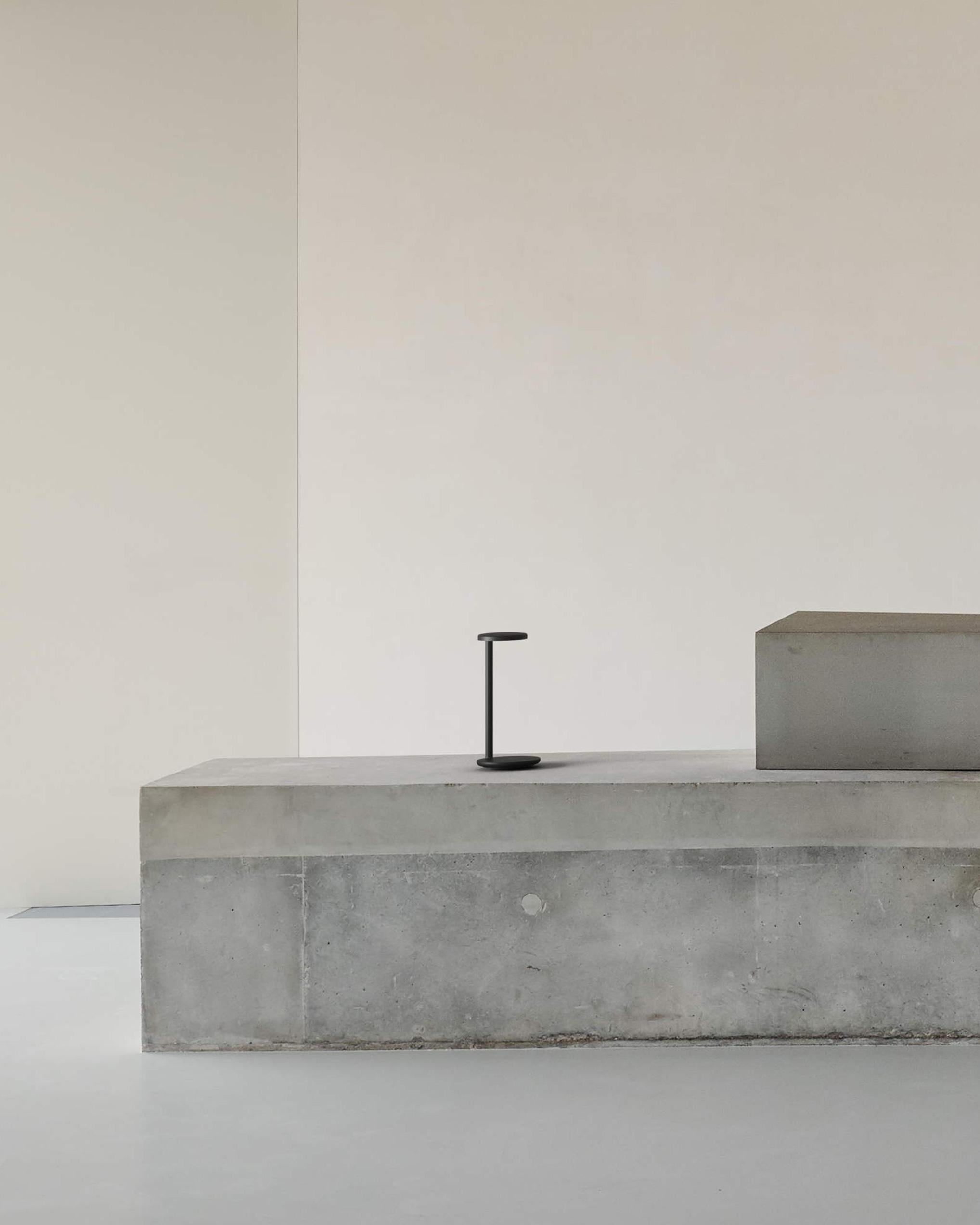 Lampada da tavolo Flos Oblique 2700K in grigio di Vincent Van Duysen in vendita 6