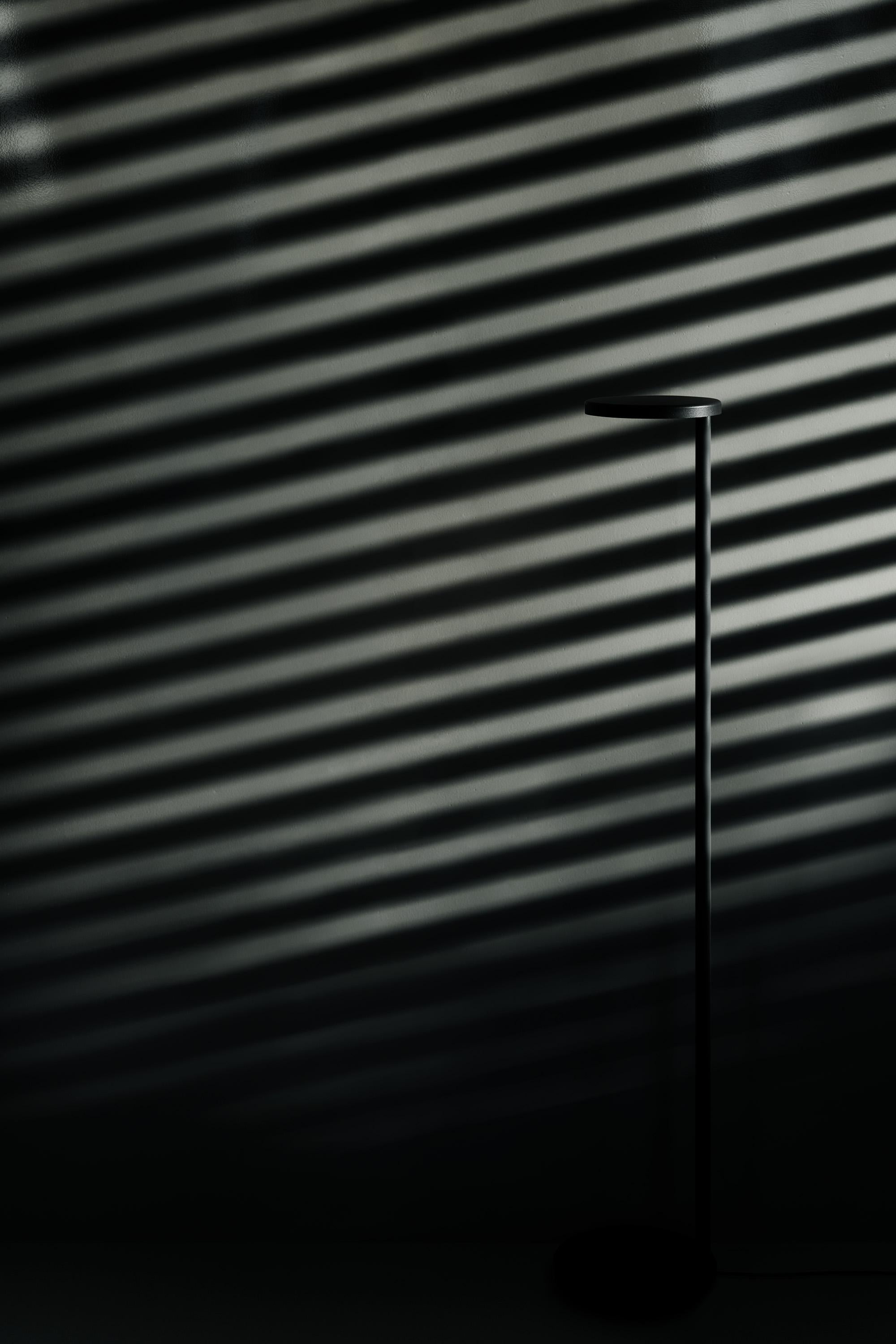 Flos Oblique 3000K Floor Lamp in Grey with USB-C by Vincent Van Duysen For Sale 1