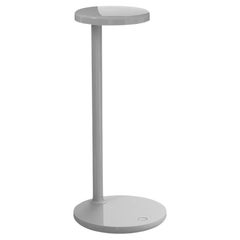 Flos Oblique LED 2700K Lampada da scrivania e Qi in grigio con base di ricarica wireless