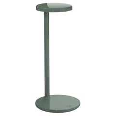 Flos Oblique LED 2700K Lampada da scrivania e Qi in Sage con base di ricarica wireless