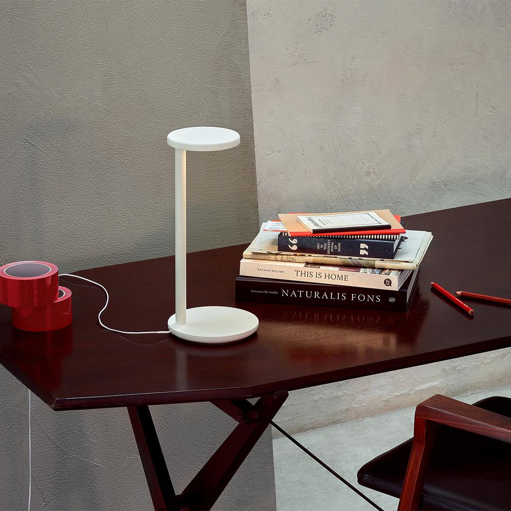 Flos Oblique LED 3000K Schreibtischlampe & Qi in Rost-orange mit Wireless Charging-Sockel (Aluminium) im Angebot