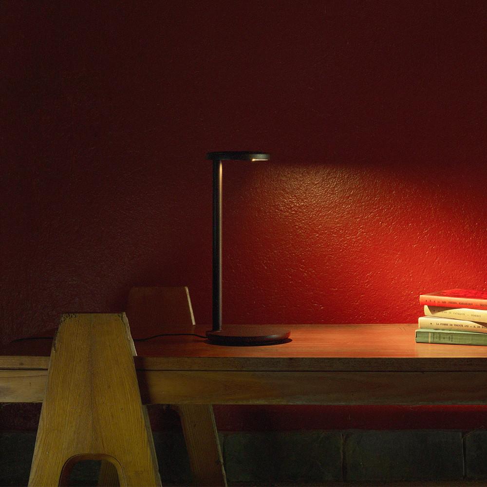 Flos Oblique LED 3000K Schreibtischlampe & Qi in Rost-orange mit Wireless Charging-Sockel im Angebot 1
