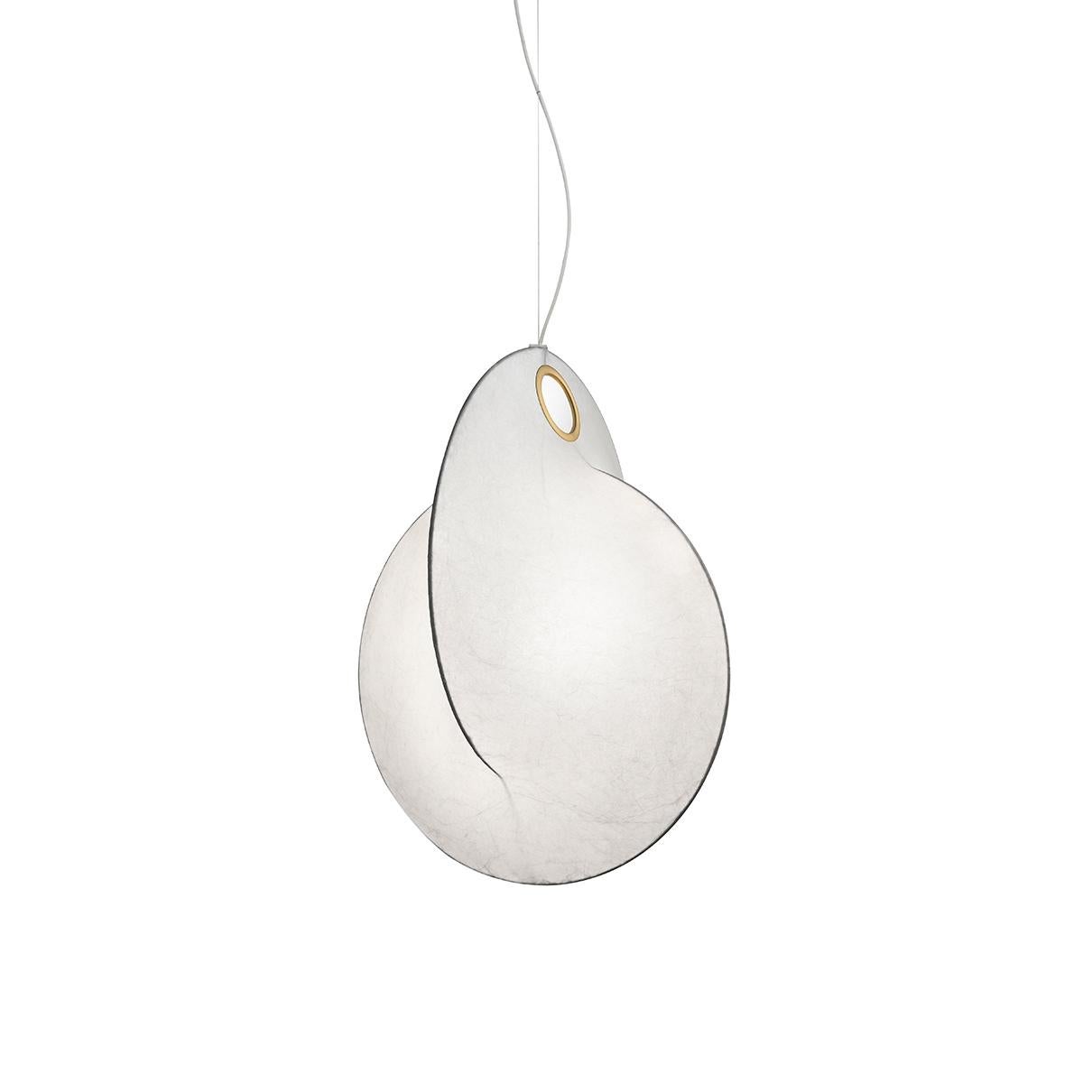 Overlap, a contemporary pendant lamp by FLOS, is Michael Anastassiades’ tribute to the distinct cocoon wrapping technique that the Italian designer lighting company has won several hearts and awards with. This contemporary pendant light is made from