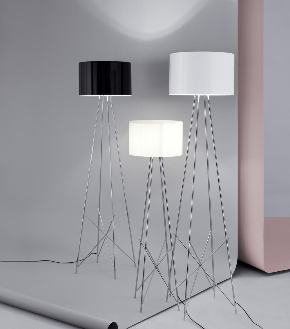 Flos Ray Floor F2 Classic Dimmable Lamp in vetro grigio di Rodolfo Dordoni

Disegnata da Rodolfo Dordoni nel 2006, la lampada da terra Ray F aggiorna una forma classica per darle un taglio decisamente contemporaneo. La struttura in tubi d'acciaio di
