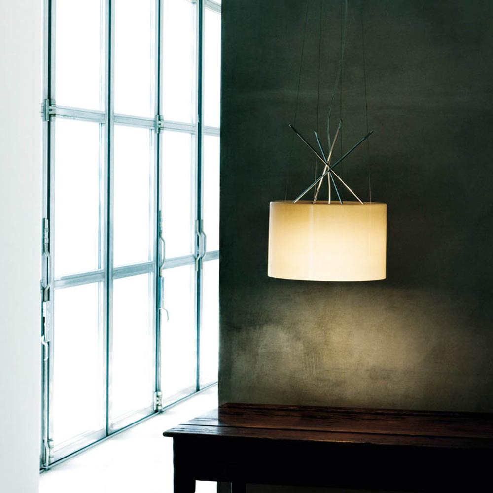 Flos Ray, lampade a sospensione in bianco lucido di Rodolfo Dordoni

Parte della famiglia Ray del designer Rodolfo Dordoni, la Ray S rappresenta l'aggiornamento contemporaneo della collezione su una forma classica sotto forma di una spettacolare