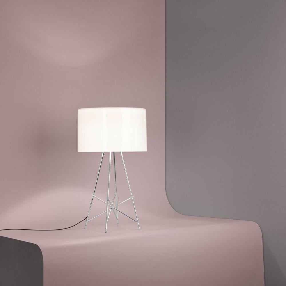 Flos Ray-Tischlampe in glänzendem Weiß von Rodolfo Dordoni

Die 2006 von Rodolfo Dordoni entworfene Stehleuchte Ray T aktualisiert eine klassische Form und verleiht ihr einen entschieden zeitgenössischen Charakter. Die Stahlrohrstruktur dieses