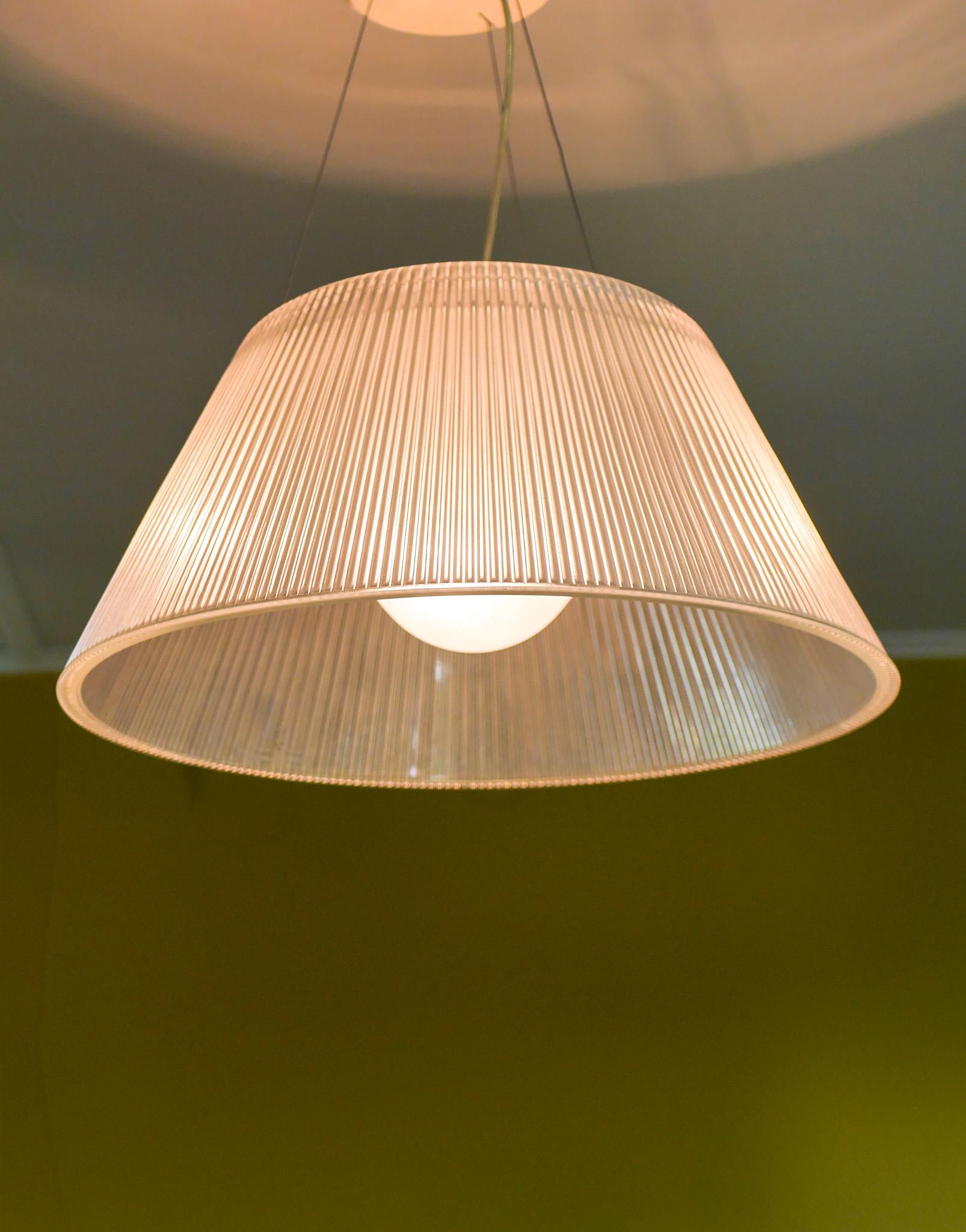 Lámpara colgante clásica Flos Moon S2 de Philippe Starck, es una de sus lámparas más icónicas. El colgante Romeo Moon S2 de Flos forma parte de la elegante colección Romeo diseñada por Philippe Starck. El colgante cuelga de tres cables de acero y