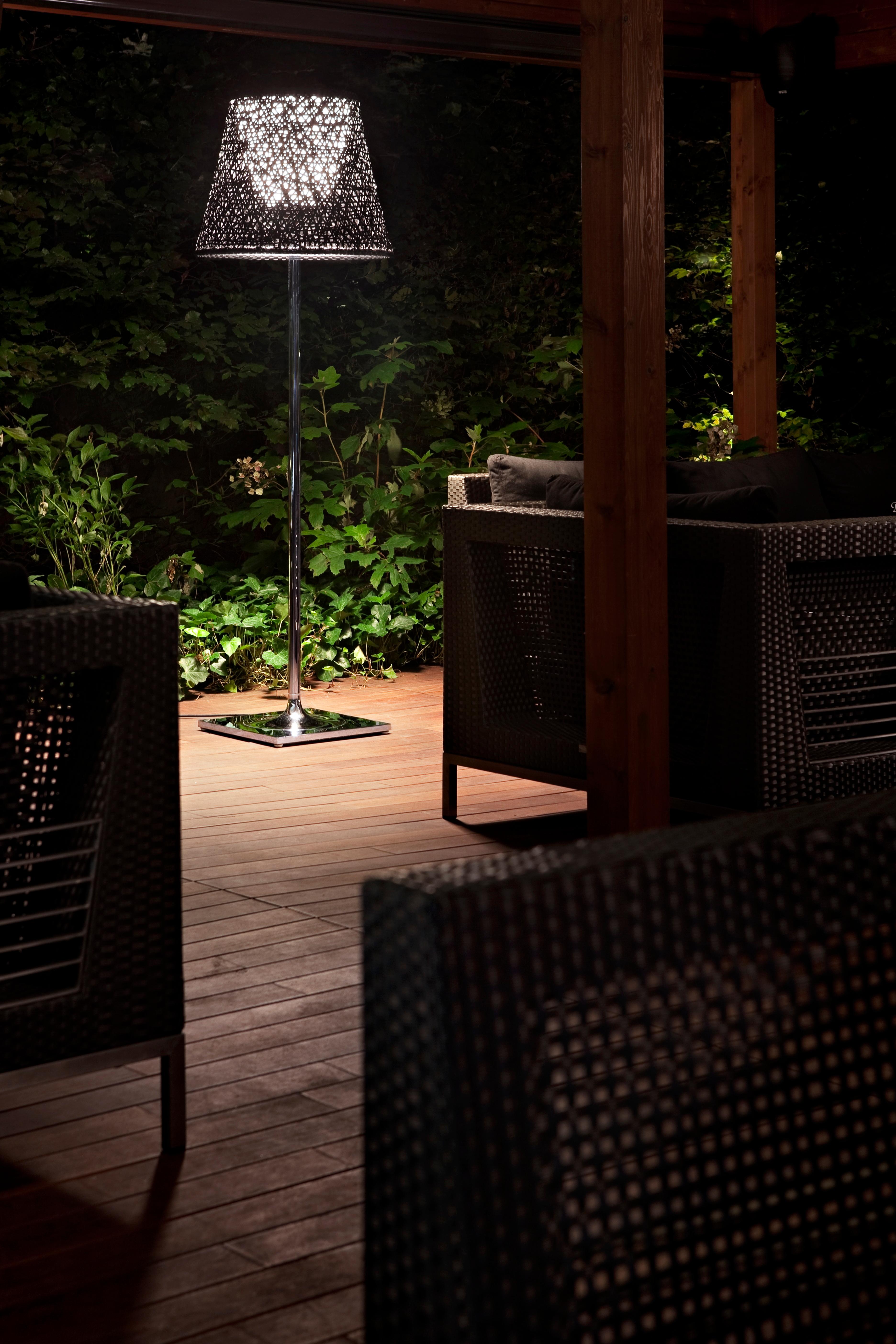 Als Teil der Romeo-Familie des Künstlers Philippe Starck lenkt die Romeo Outdoor C3 den Blick mit einer ausgewogenen Raffinesse nach oben. Der äußere Diffusor besteht aus einem gefärbten PVC-Rohrverbund, der mit einem polyesterlackierten,