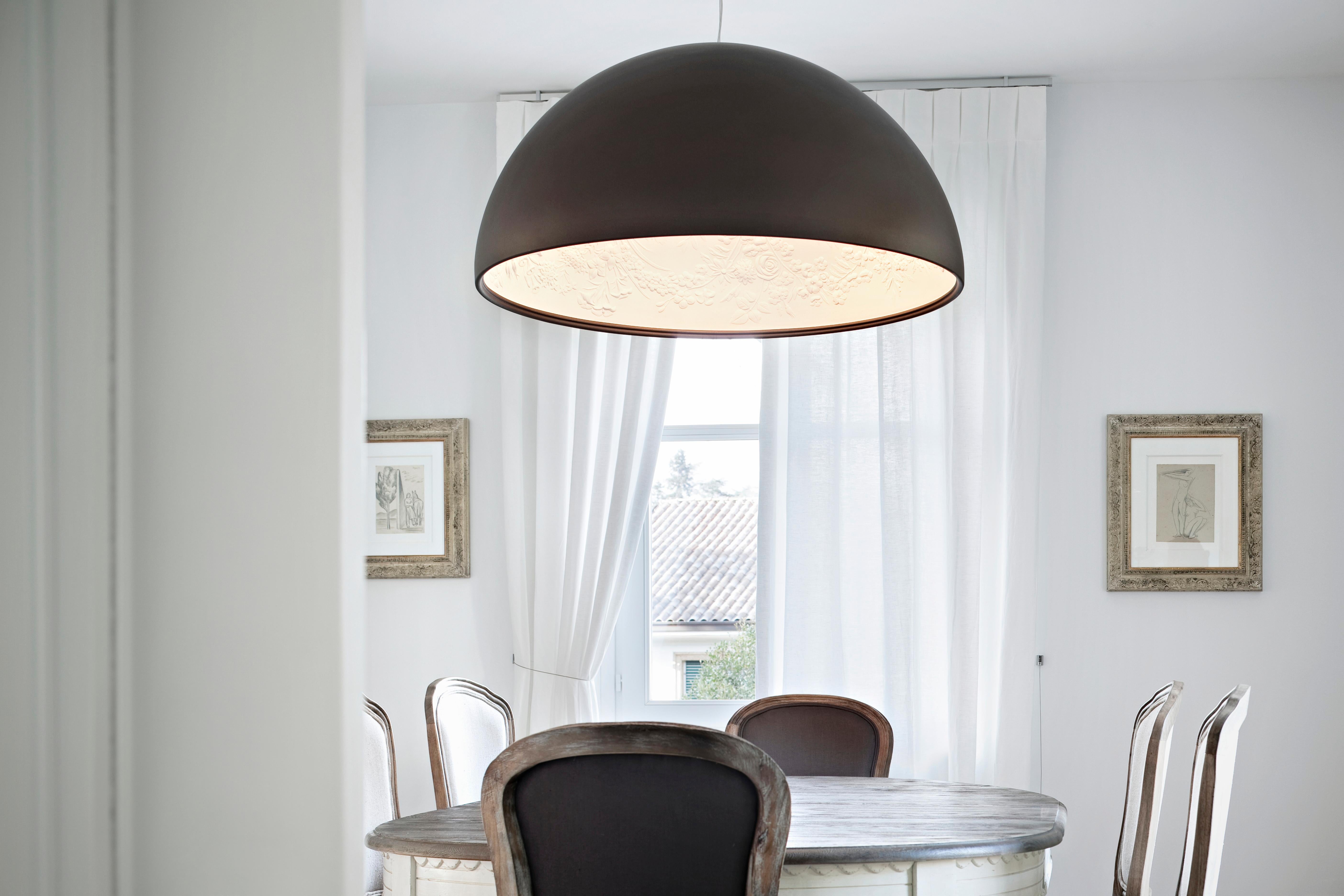 Immagina uno splendido spettacolo che fiorisce sopra di te: Creato da Marcel Wanders, lo Skygarden S è proprio questo. Una graziosa semisfera sospesa, la lampada a sospensione fa un'ottima impressione con le sue dimensioni. Tuttavia, è il diffusore