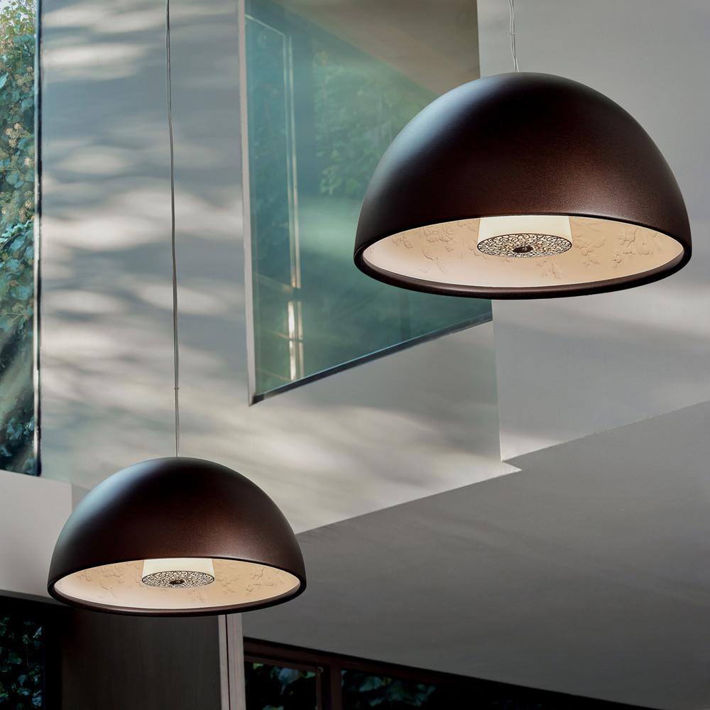 Flos Petite lampe suspendue Skygarden à gradation en brun par Marcel Wanders

Imaginez un spectacle époustouflant qui fleurit au-dessus de vous : Créé par Marcel Wanders, le Skygarden S est exactement cela. Un hémisphère gracieusement suspendu, la